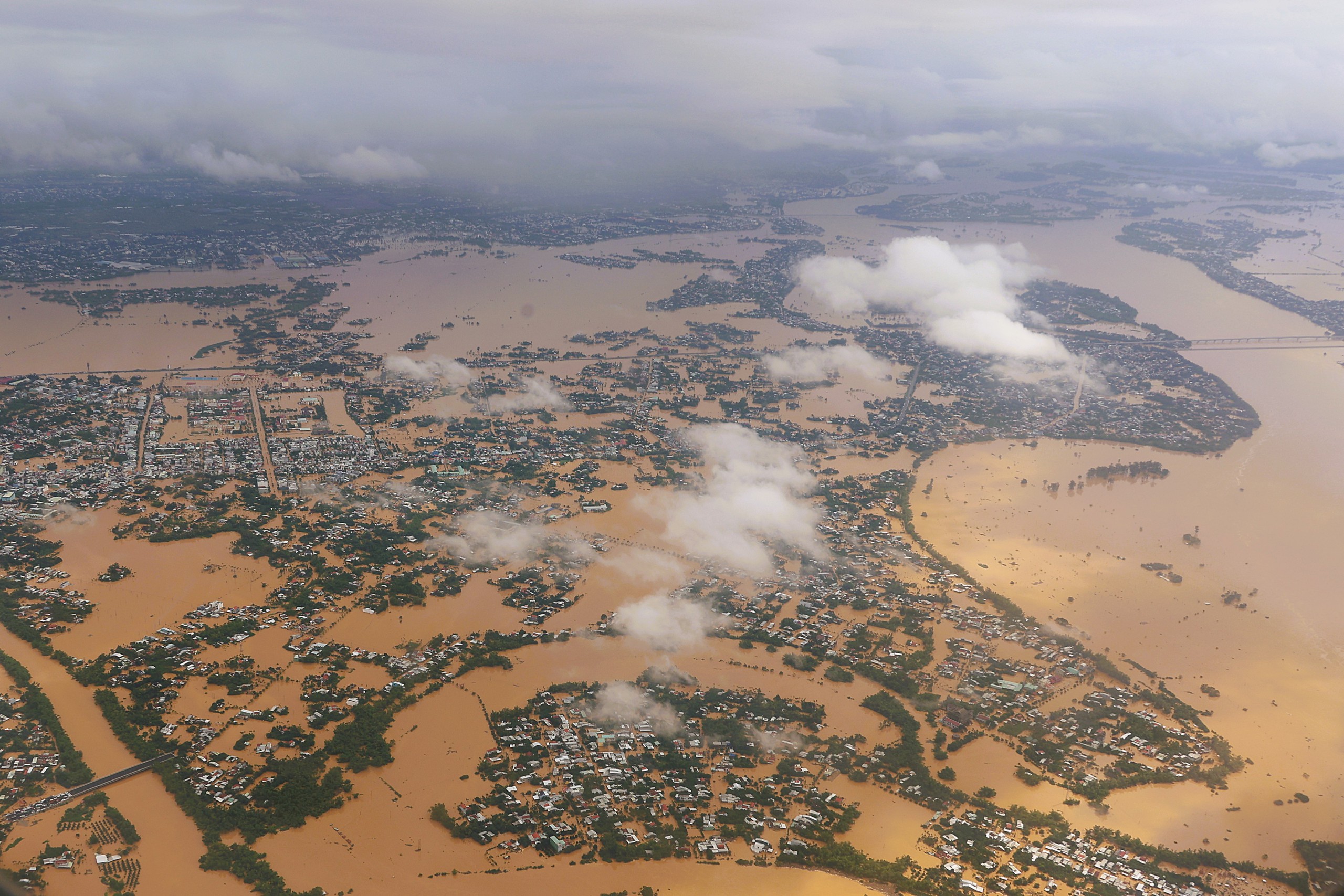 Lũ lụt lịch sử ở Hội An được ghi lại từ máy bay quân sự - Ảnh 1.