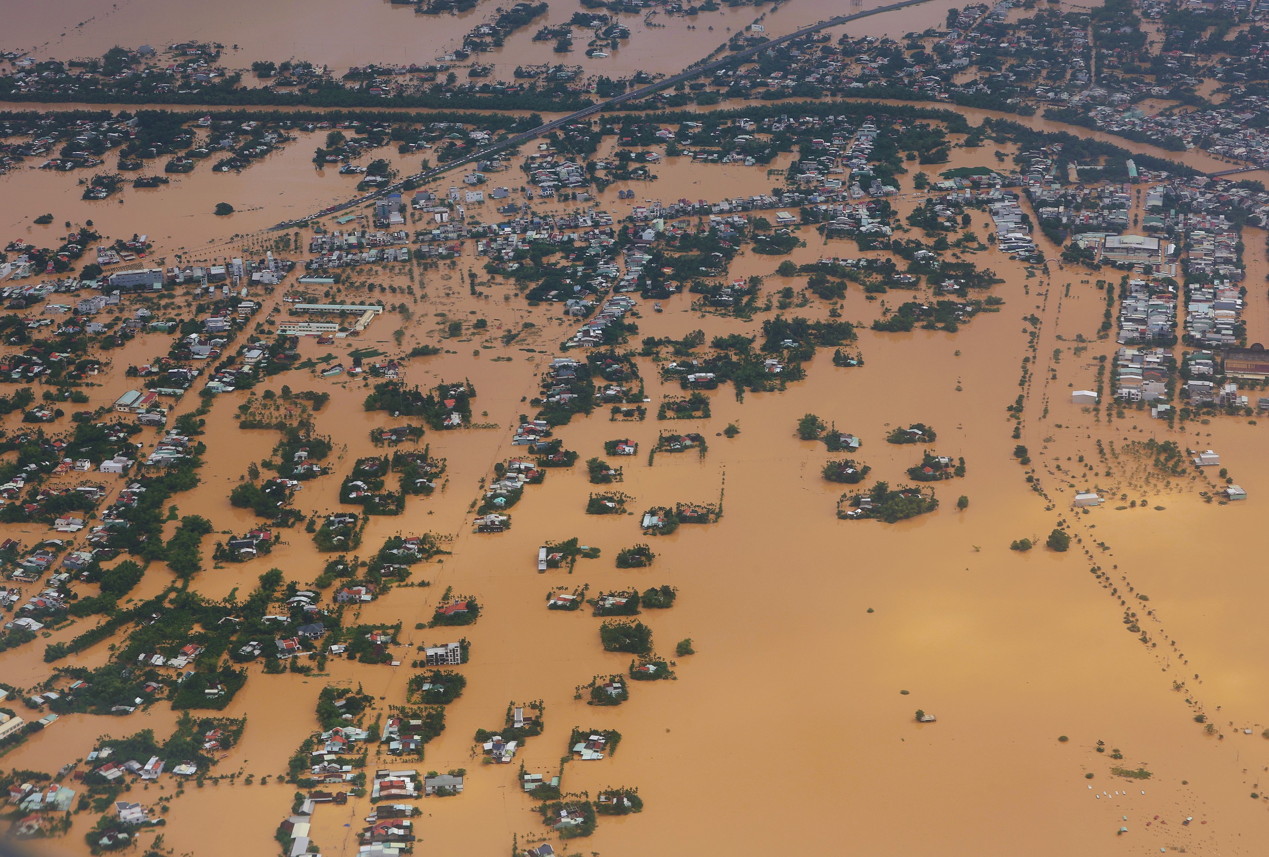 Lũ lụt lịch sử ở Hội An được ghi lại từ máy bay quân sự - Ảnh 8.