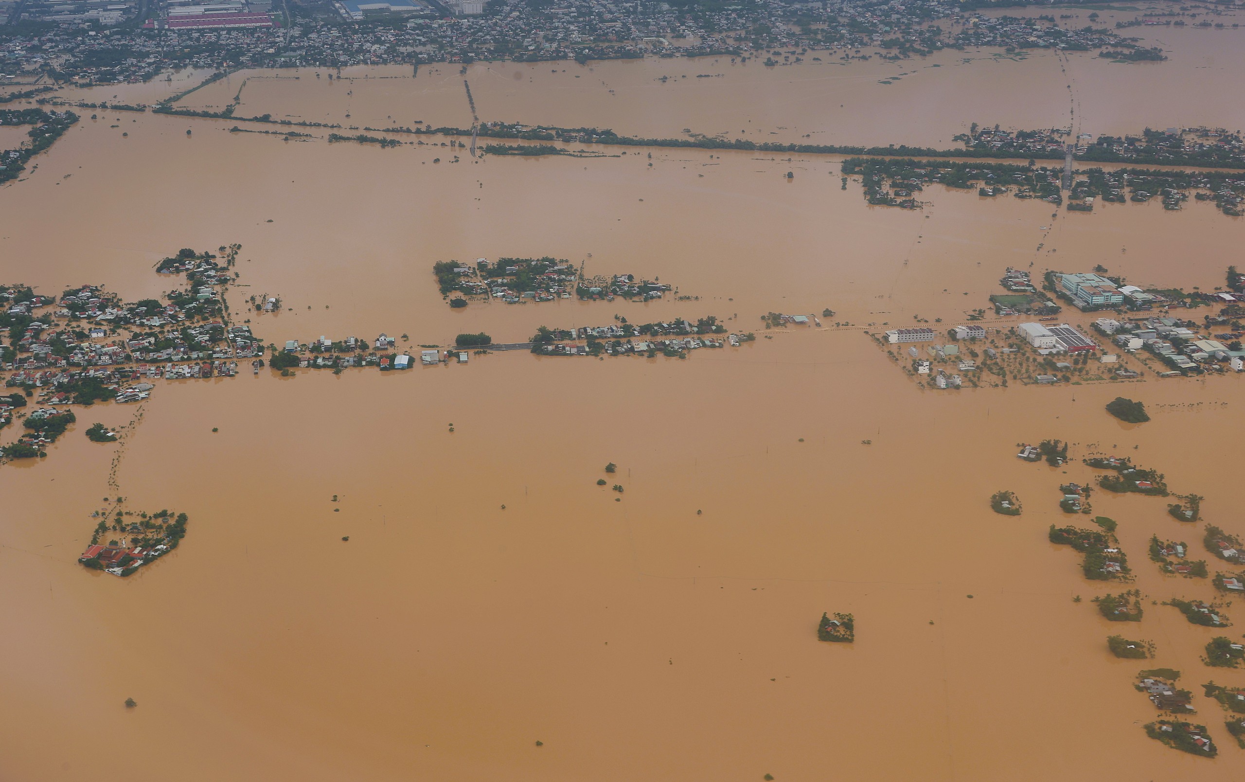 Lũ lụt lịch sử ở Hội An được ghi lại từ máy bay quân sự - Ảnh 9.