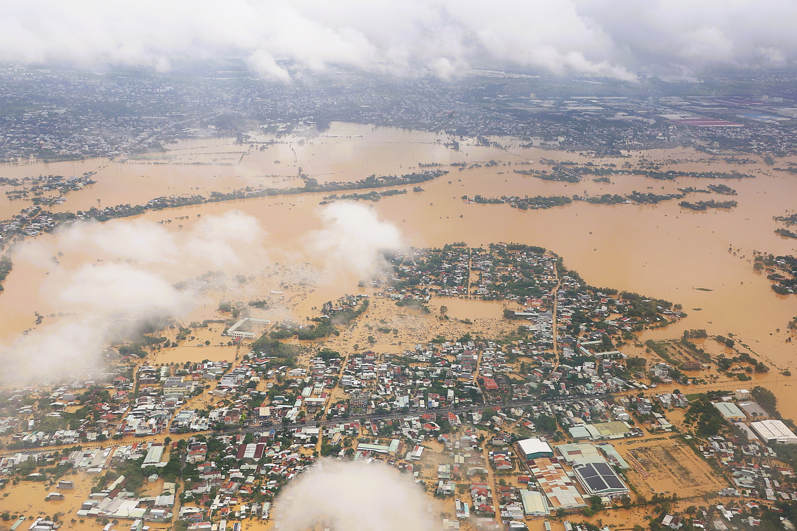 Lũ lụt lịch sử ở Hội An được ghi lại từ máy bay quân sự - Ảnh 10.