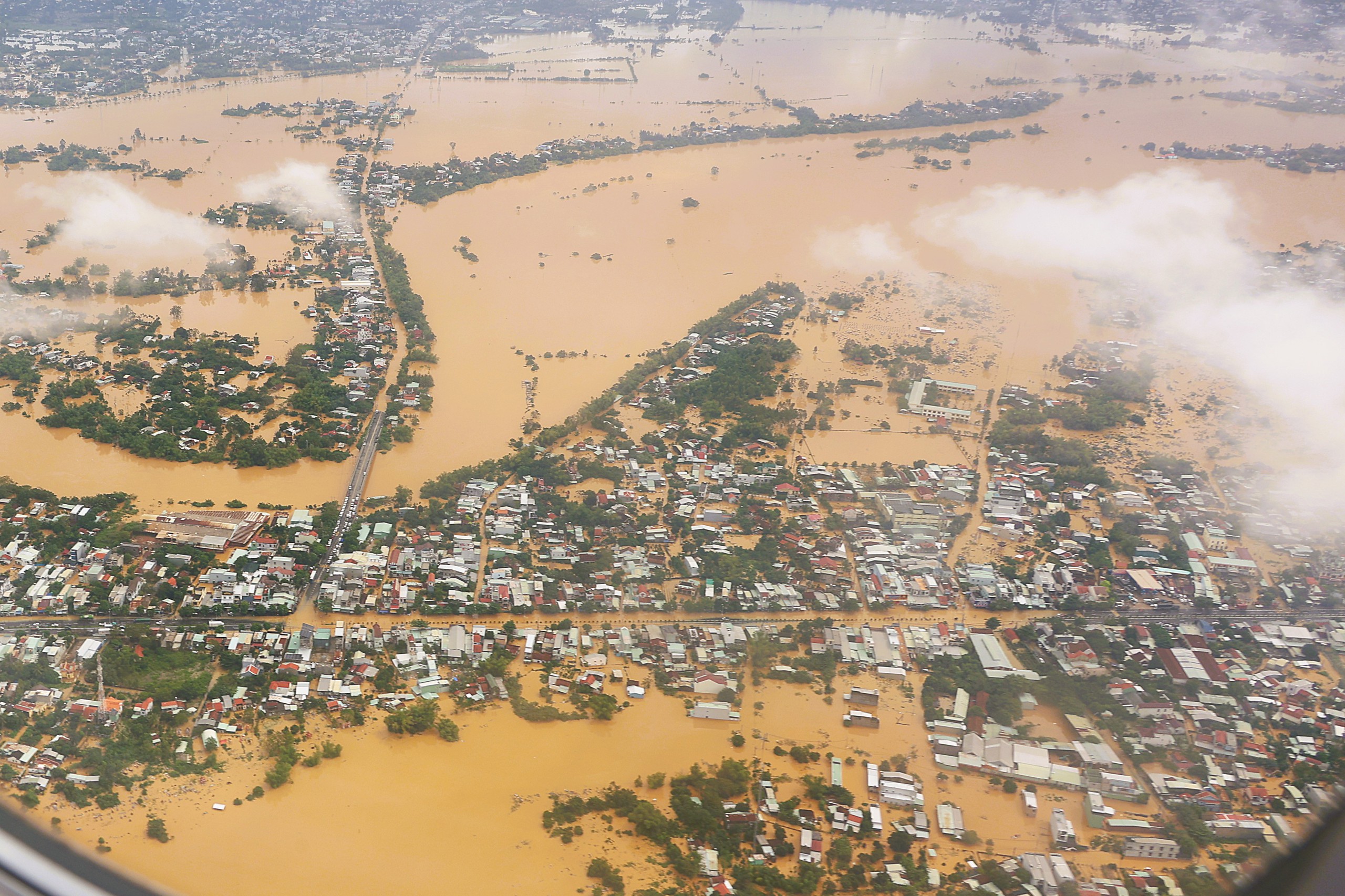 Lũ lụt lịch sử ở Hội An được ghi lại từ máy bay quân sự - Ảnh 11.