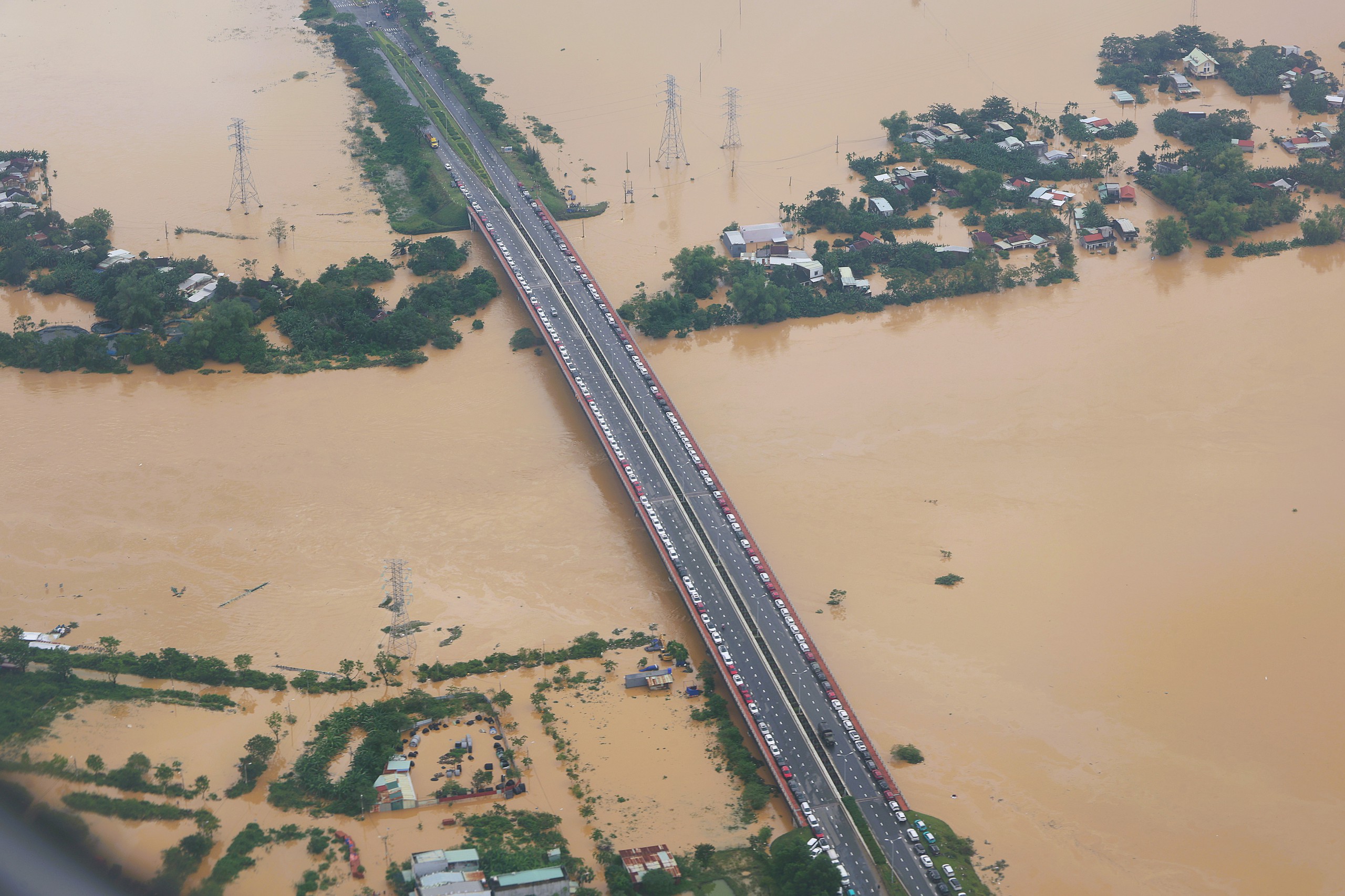 Lũ lụt lịch sử ở Hội An được ghi lại từ máy bay quân sự - Ảnh 12.