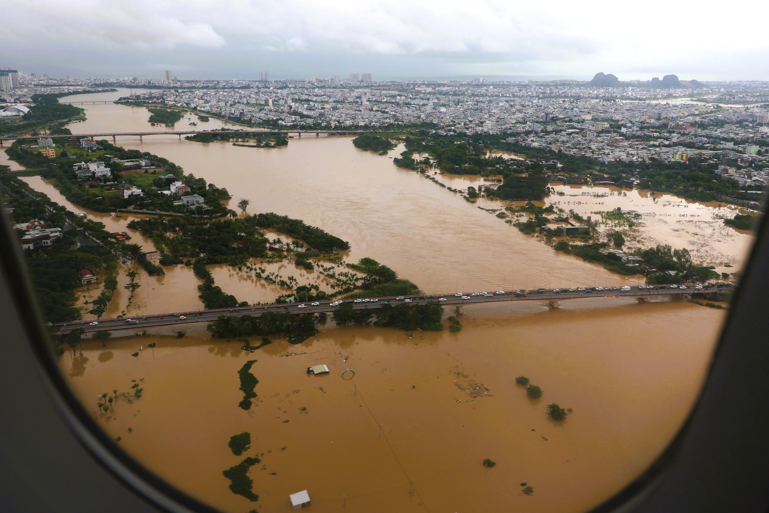 Lũ lụt lịch sử ở Hội An được ghi lại từ máy bay quân sự - Ảnh 13.