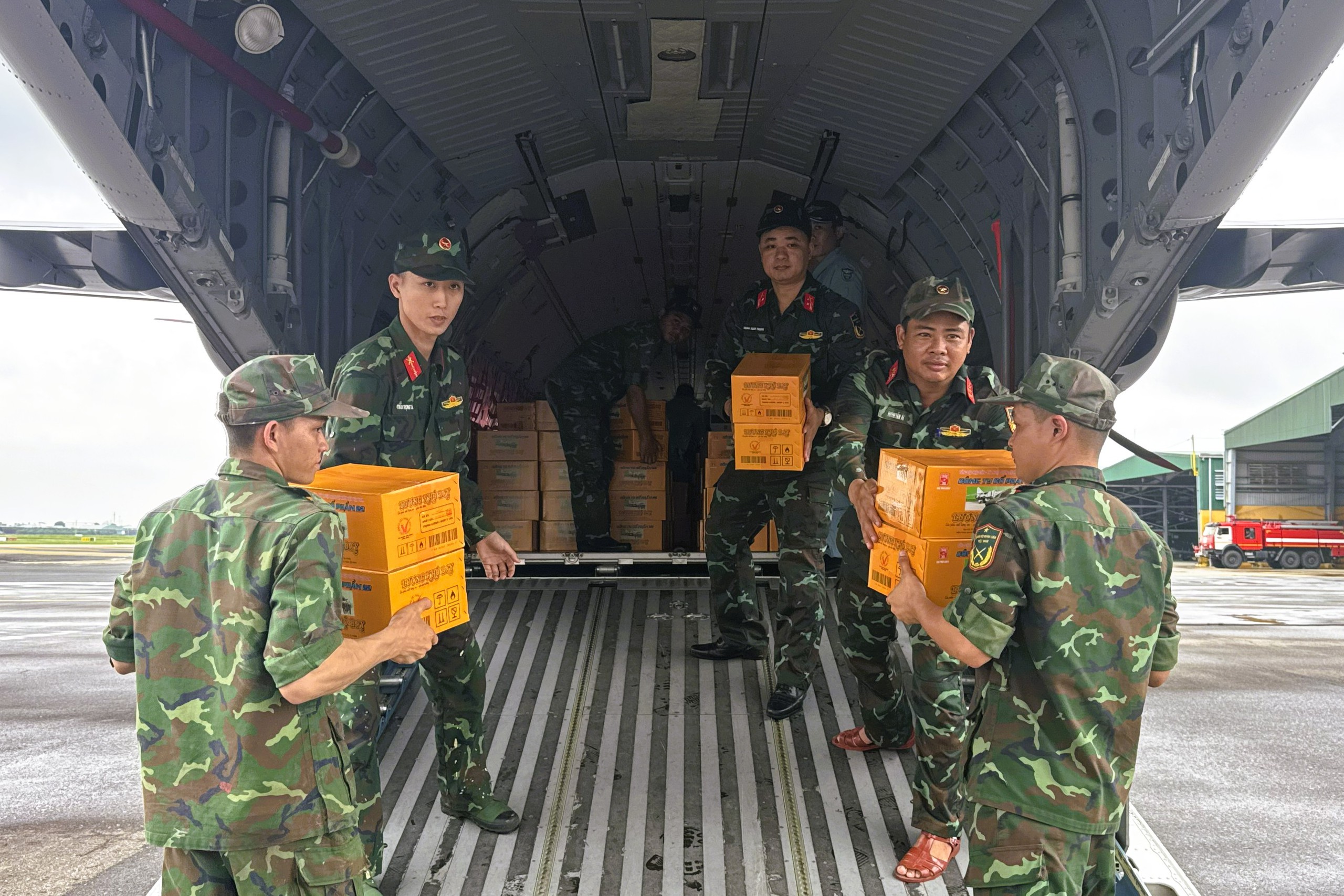 Lũ lụt lịch sử ở Hội An được ghi lại từ máy bay quân sự - Ảnh 3.