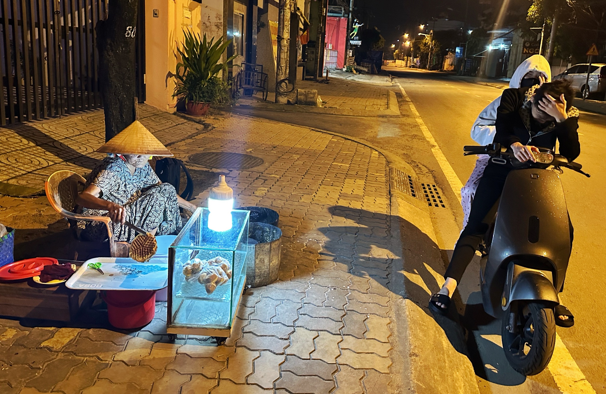 TP.HCM có quán ăn kỳ lạ: Cụ bà bán bánh kẹp lúc 0 giờ... 'xuyên đêm' - Ảnh 2.