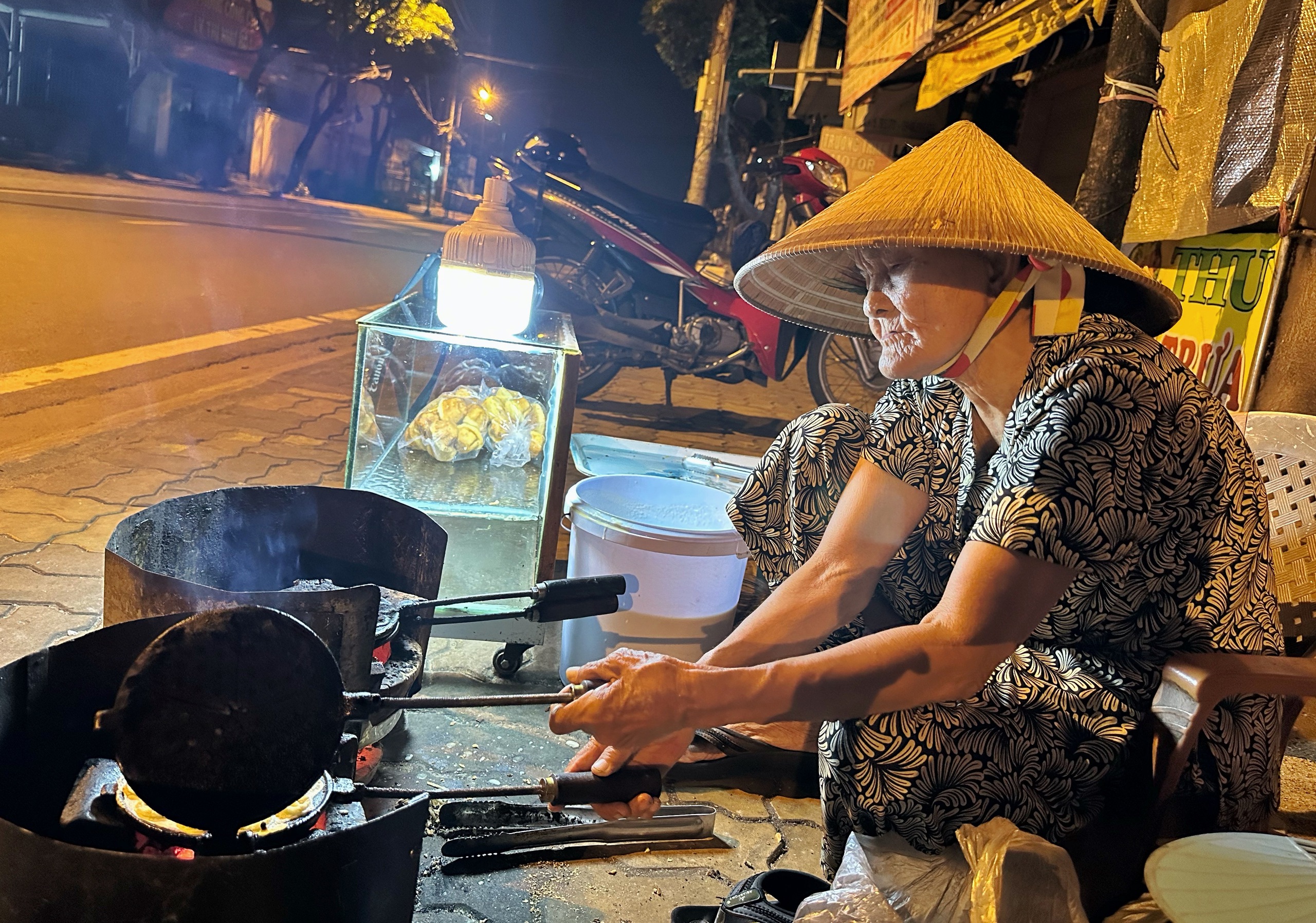 TP.HCM có quán ăn kỳ lạ: Cụ bà bán bánh kẹp lúc 0 giờ... 'xuyên đêm' - Ảnh 1.