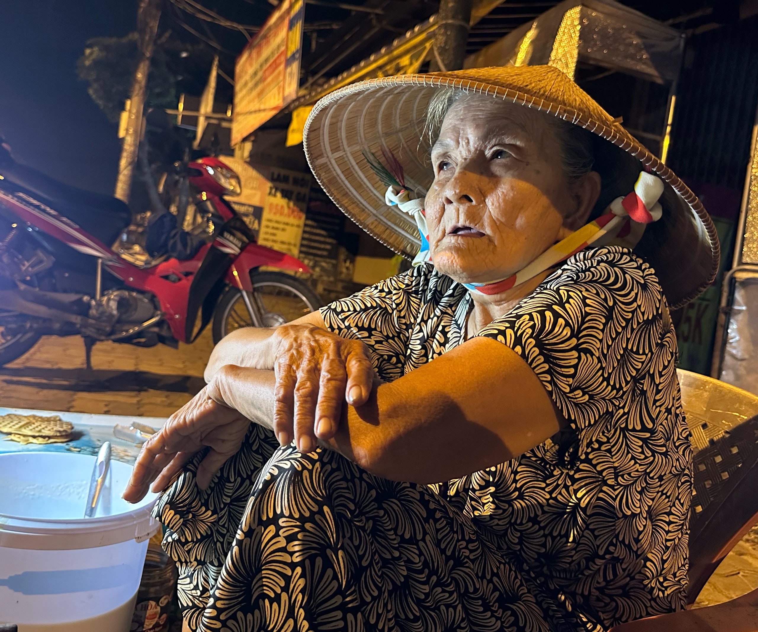 TP.HCM có quán ăn kỳ lạ: Cụ bà bán bánh kẹp lúc 0 giờ... 'xuyên đêm' - Ảnh 3.