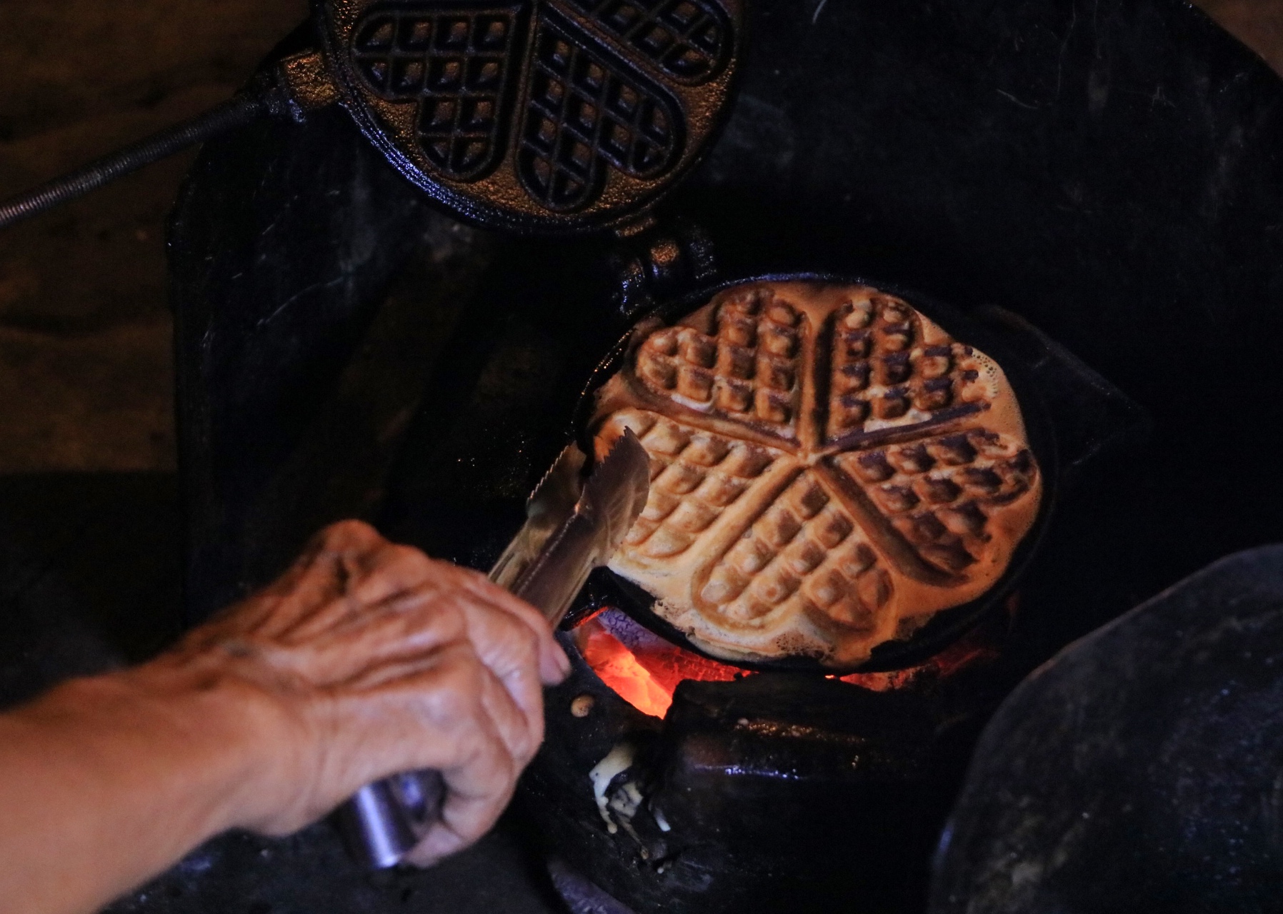 TP.HCM có quán ăn kỳ lạ: Cụ bà bán bánh kẹp lúc 0 giờ... 'xuyên đêm' - Ảnh 8.