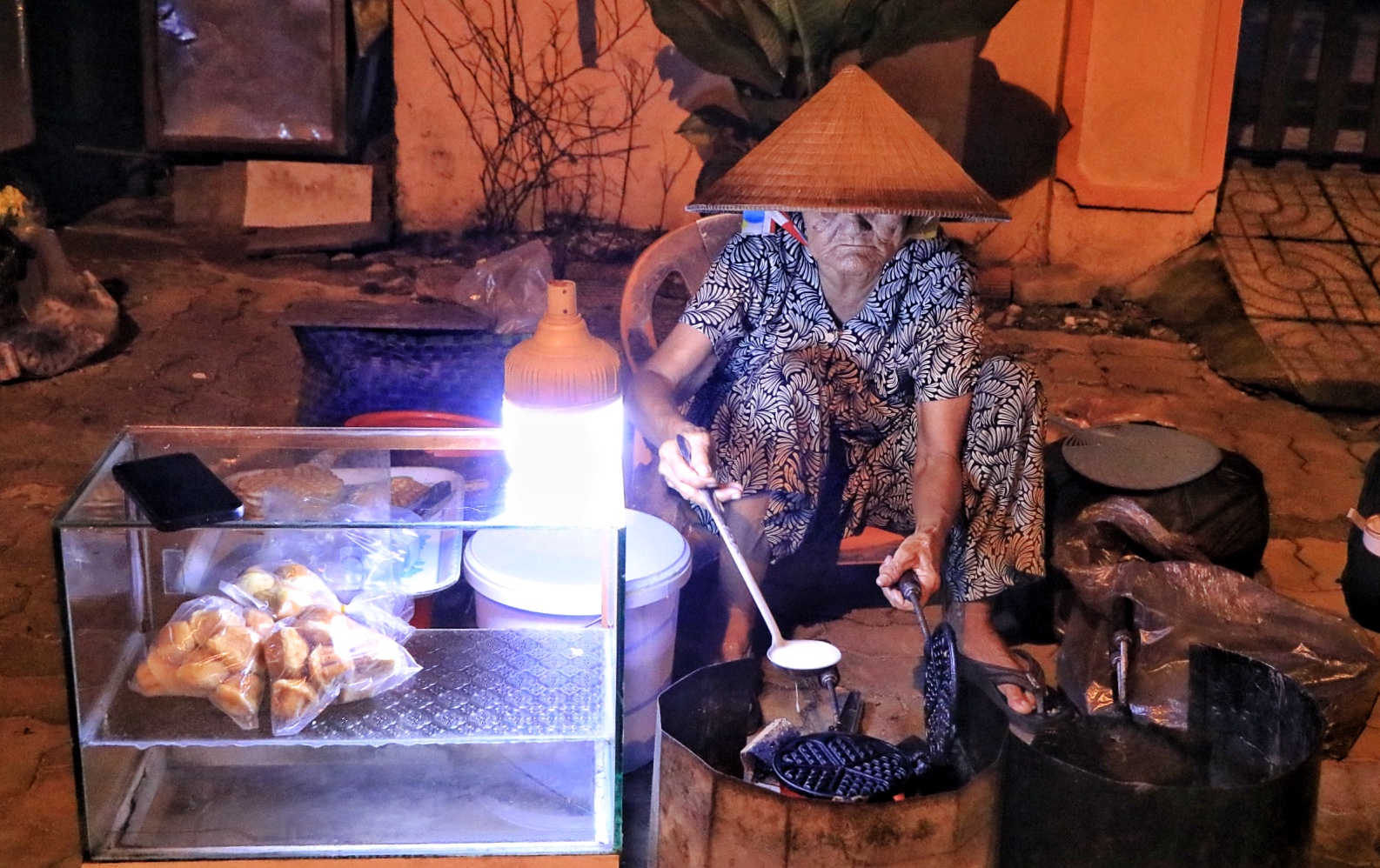 TP.HCM có quán ăn kỳ lạ: Cụ bà bán bánh kẹp lúc 0 giờ... 'xuyên đêm' - Ảnh 9.