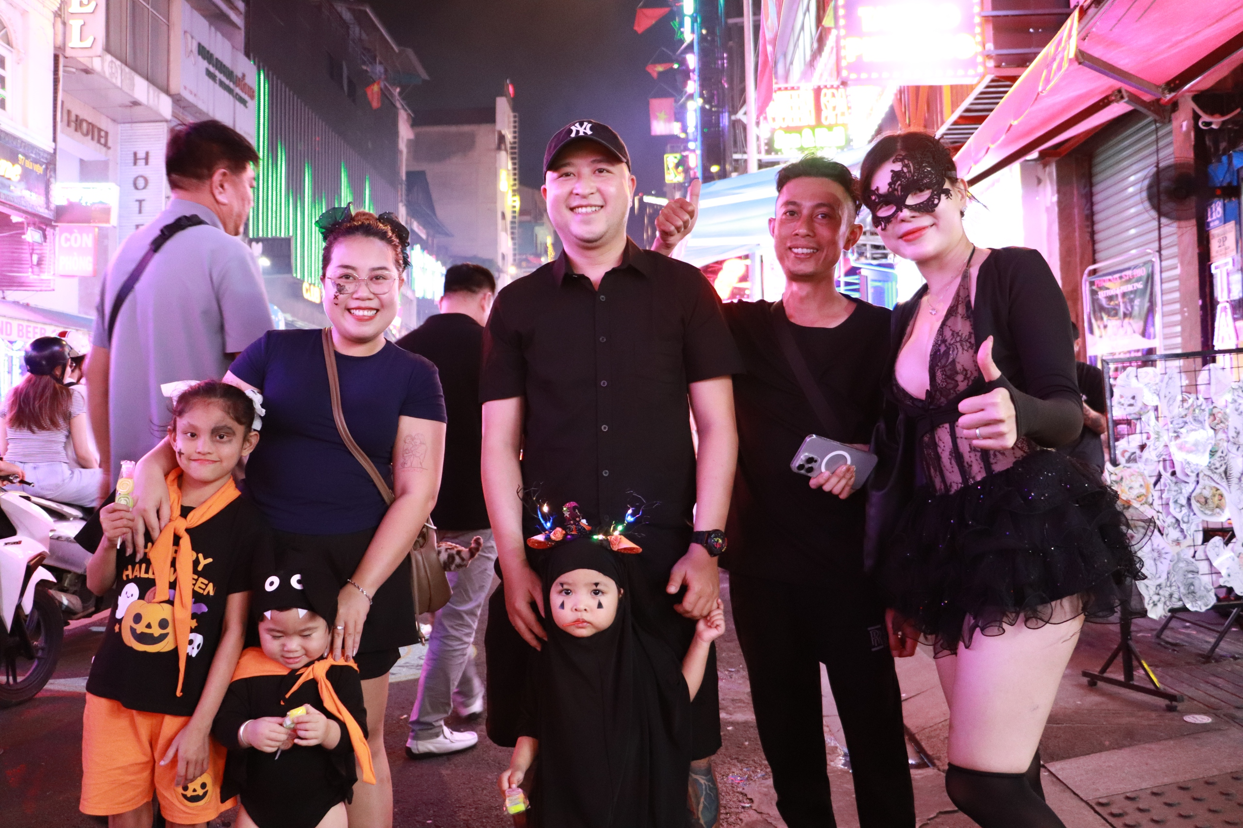 Phố Tây Bùi Viện ngập tràn sắc màu ma quái Halloween: Muôn kiểu hóa trang cực 'chất' - Ảnh 10.