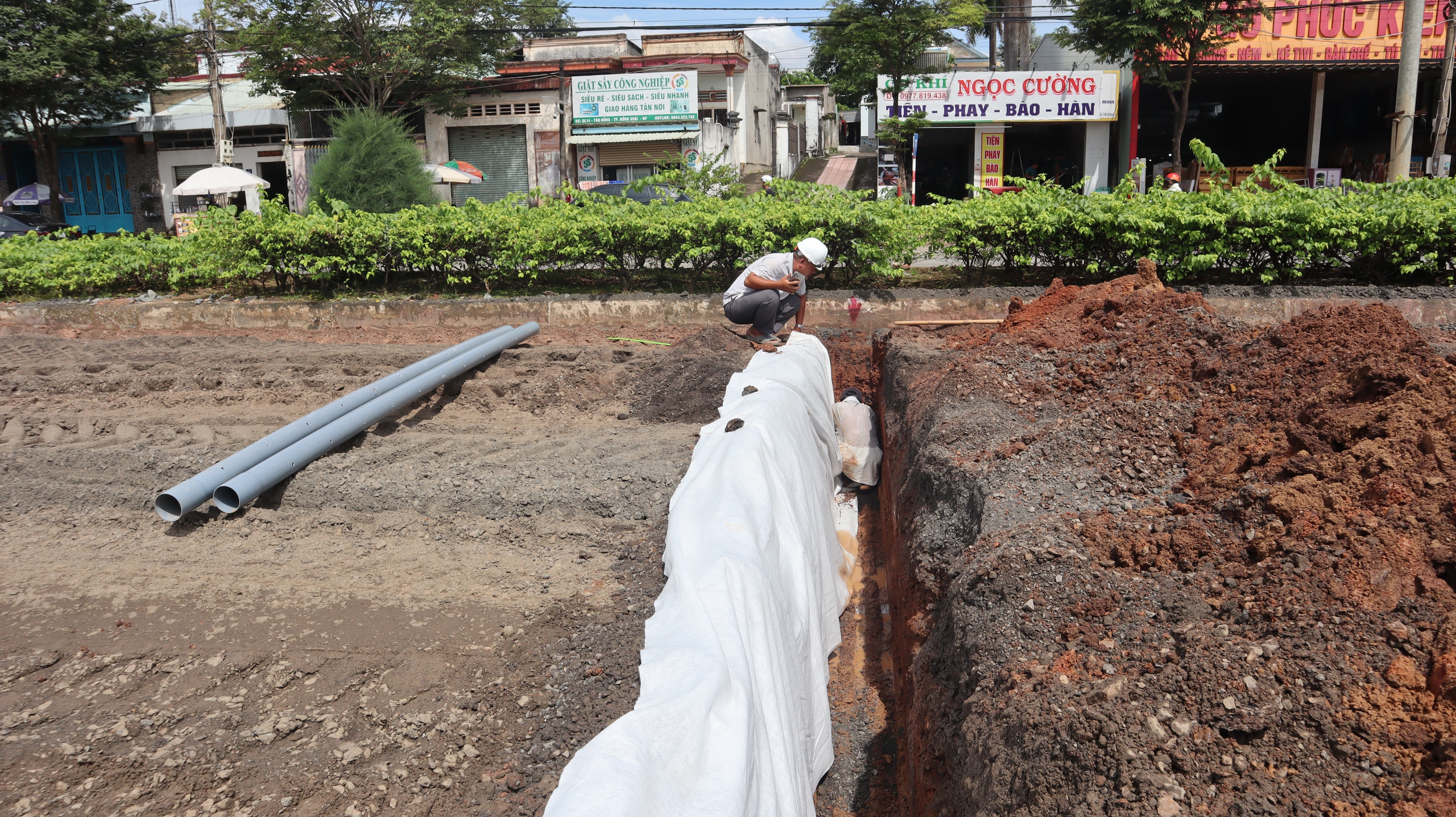 Người dân lo lắng việc sử dụng vật liệu tái chế tại chỗ, sửa quốc lộ 14
- Ảnh 9. Người dân lo lắng việc sử dụng vật liệu tái chế tại chỗ, sửa quốc lộ 14
- Ảnh 9.