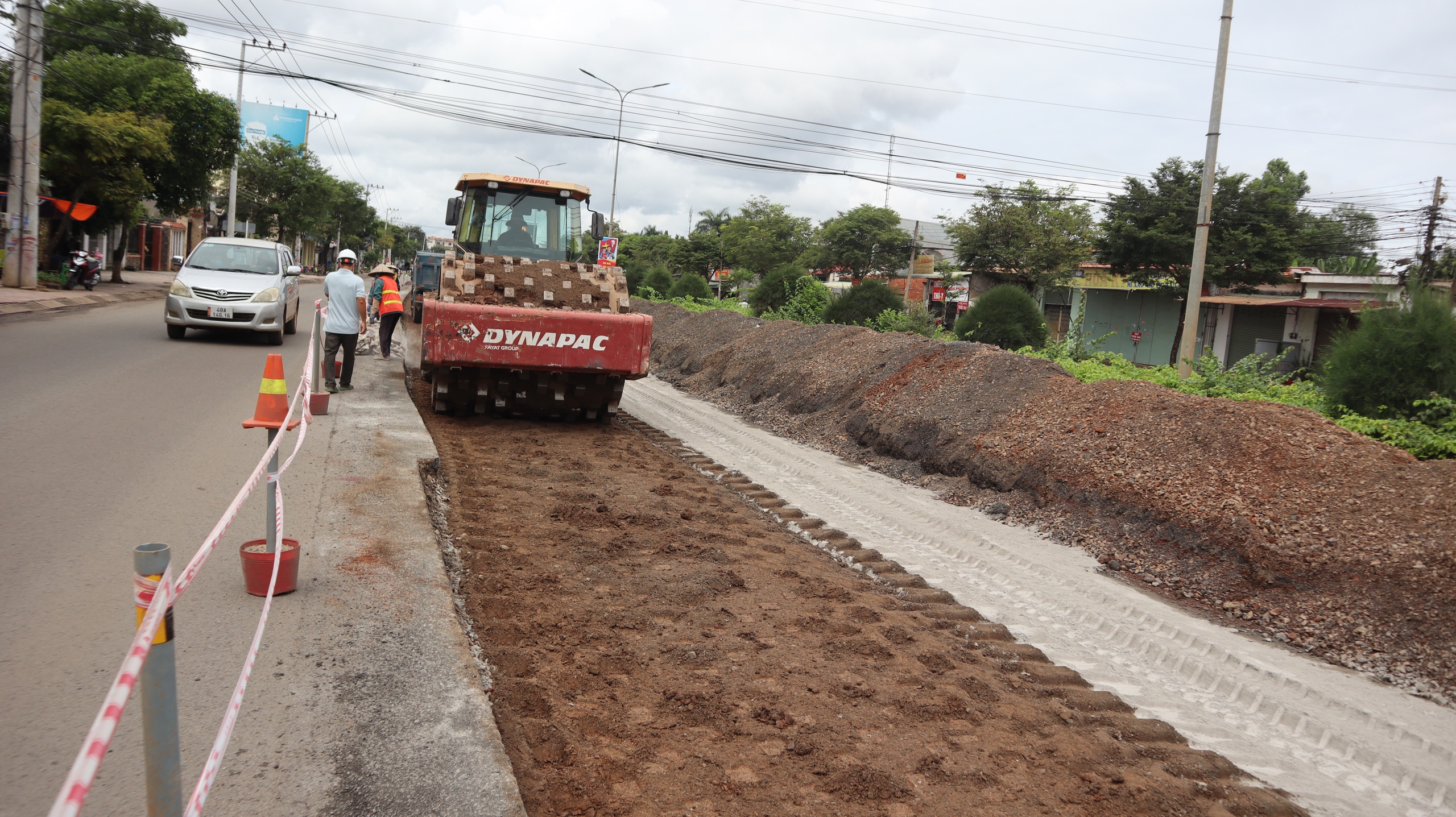 Người dân lo lắng việc sử dụng vật liệu tái chế tại chỗ, sửa quốc lộ 14
- Ảnh 11. Người dân lo lắng việc sử dụng vật liệu tái chế tại chỗ, sửa quốc lộ 14
- Ảnh 11.