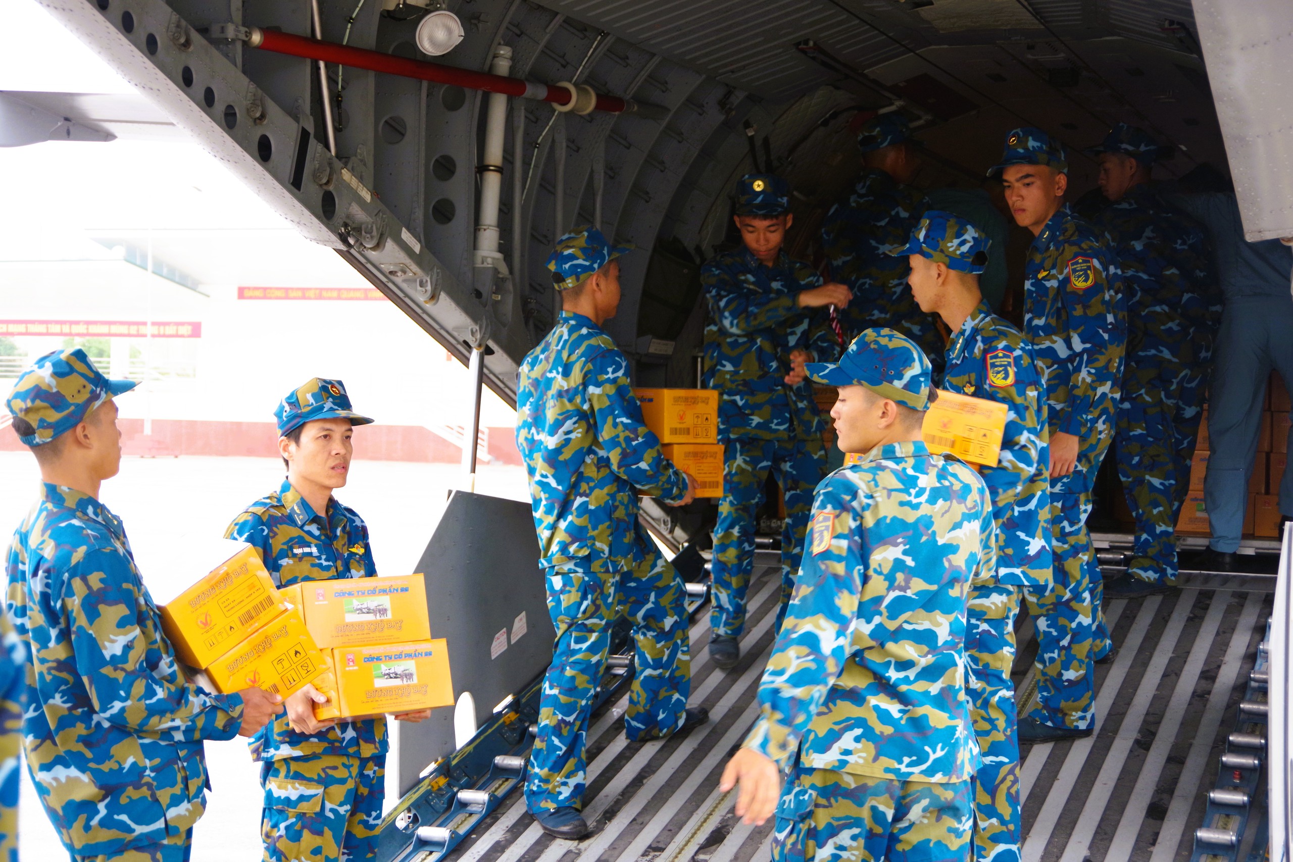 Lũ lụt lịch sử ở Hội An được ghi lại từ máy bay quân sự - Ảnh 2.