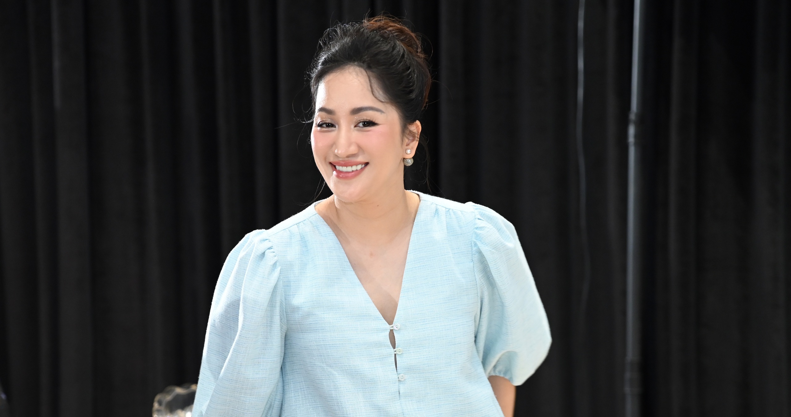 Khánh Thi 'lẻ bóng' dự sự kiện, khoe nhan sắc ở tuổi 43 - Ảnh 1.