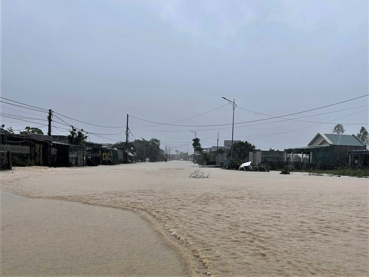 Hà Tĩnh: Mưa lớn gây ngập lụt QL1A, có nơi phải sơ tán dân- Ảnh 1. Hà Tĩnh: Mưa lớn gây ngập lụt QL1A, có nơi phải sơ tán dân- Ảnh 1.