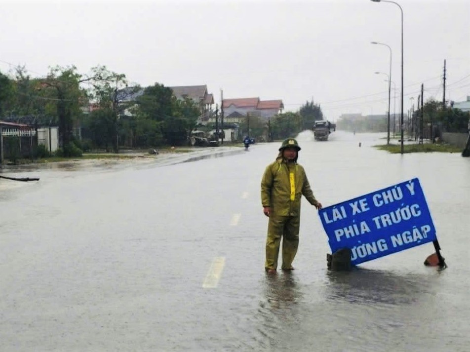 Hà Tĩnh: Mưa lớn gây ngập lụt QL1A, có nơi phải sơ tán dân- Ảnh 3. Hà Tĩnh: Mưa lớn gây ngập lụt QL1A, có nơi phải sơ tán dân- Ảnh 3.