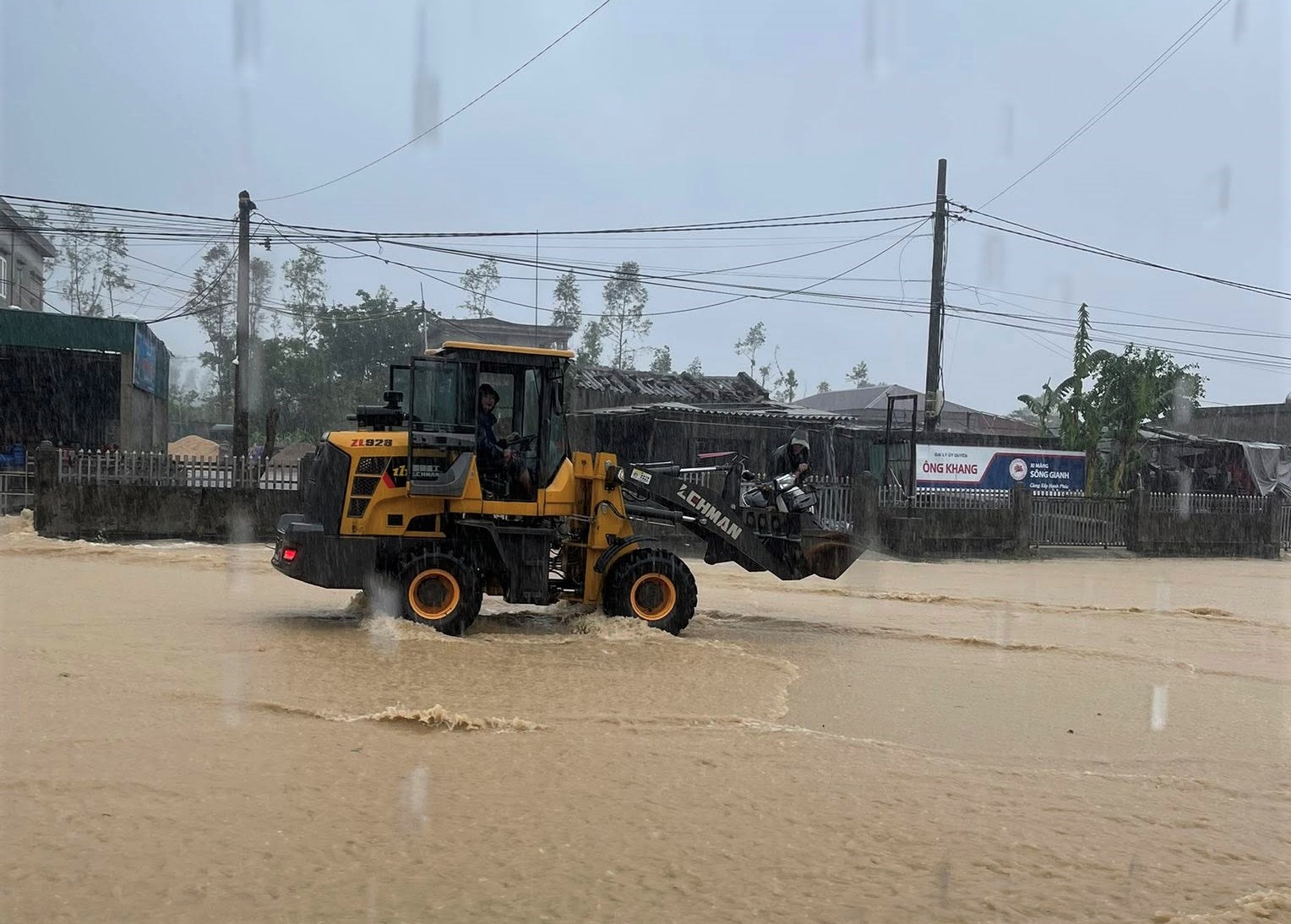 Hà Tĩnh: Mưa lớn gây ngập lụt QL1A, có nơi phải sơ tán dân- Ảnh 2. Hà Tĩnh: Mưa lớn gây ngập lụt QL1A, có nơi phải sơ tán dân- Ảnh 2.