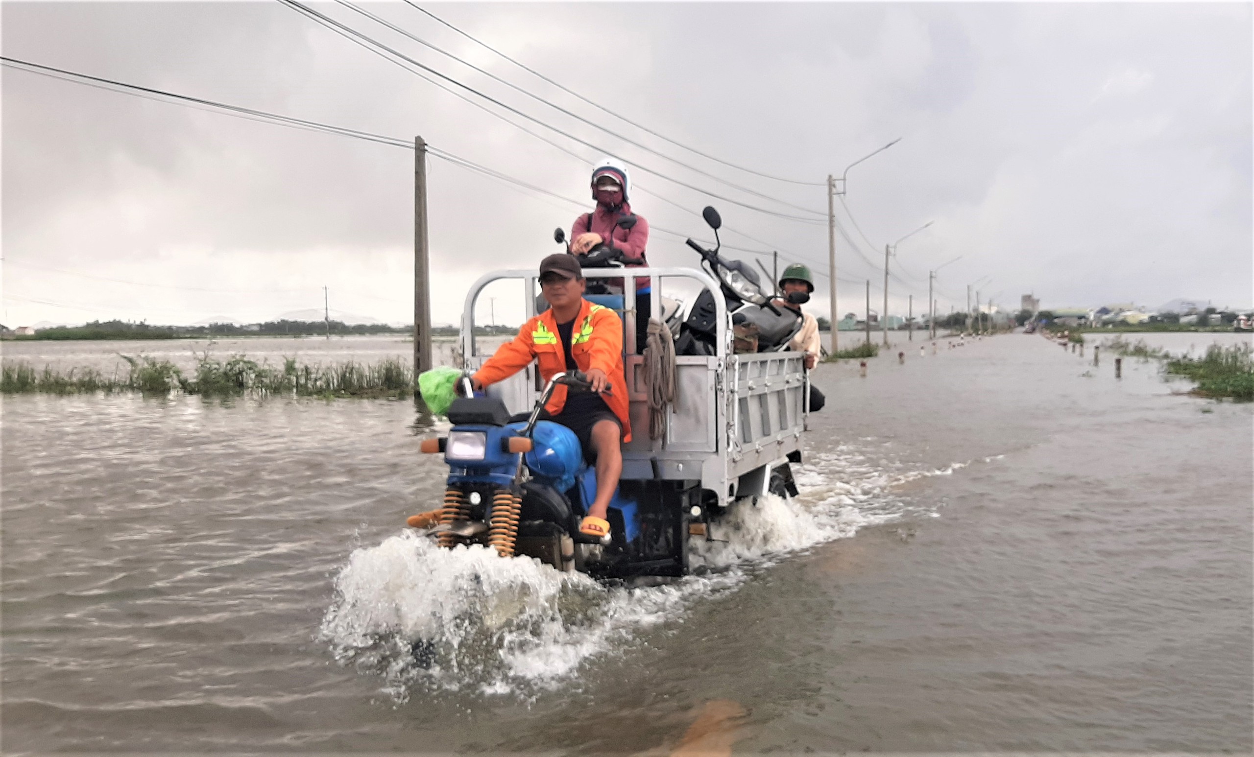 Gia Lai: Ngập lụt phía hạ lưu sông Kôn, nhiều trường học phải đóng cửa - Ảnh 1.