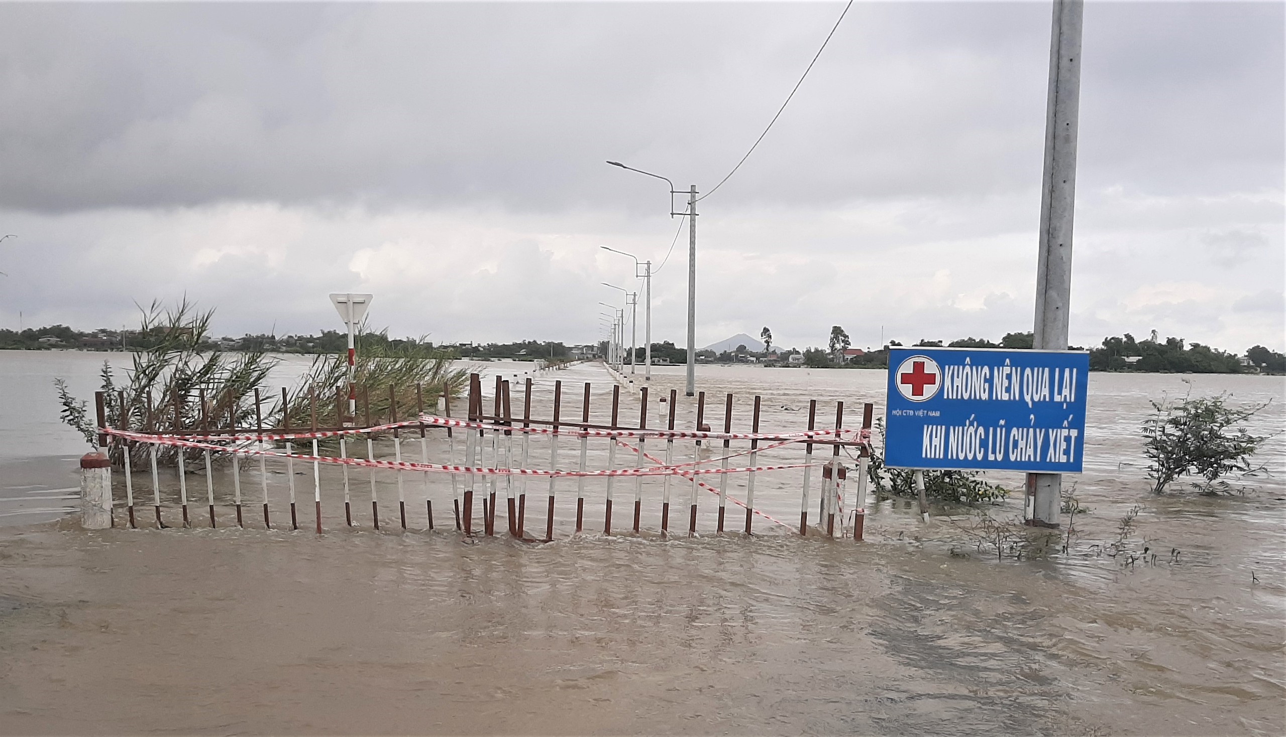 Gia Lai: Ngập lụt phía hạ lưu sông Kôn, nhiều trường học phải đóng cửa - Ảnh 3.