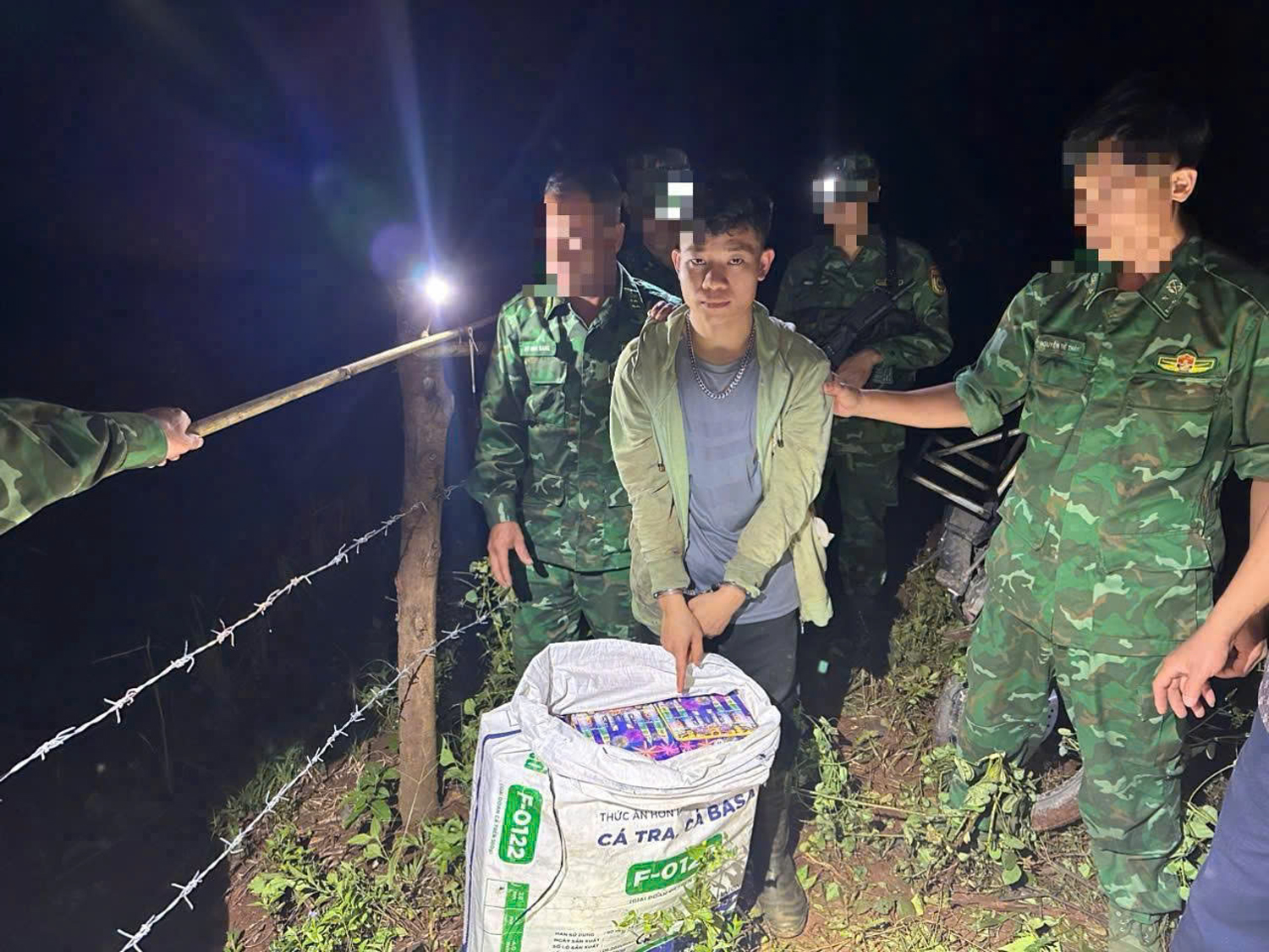 Từ cuộc gọi lạ, nhận vận chuyển 48 hộp pháo hoa nổ rồi bị bắt giữa rừng - Ảnh 2.