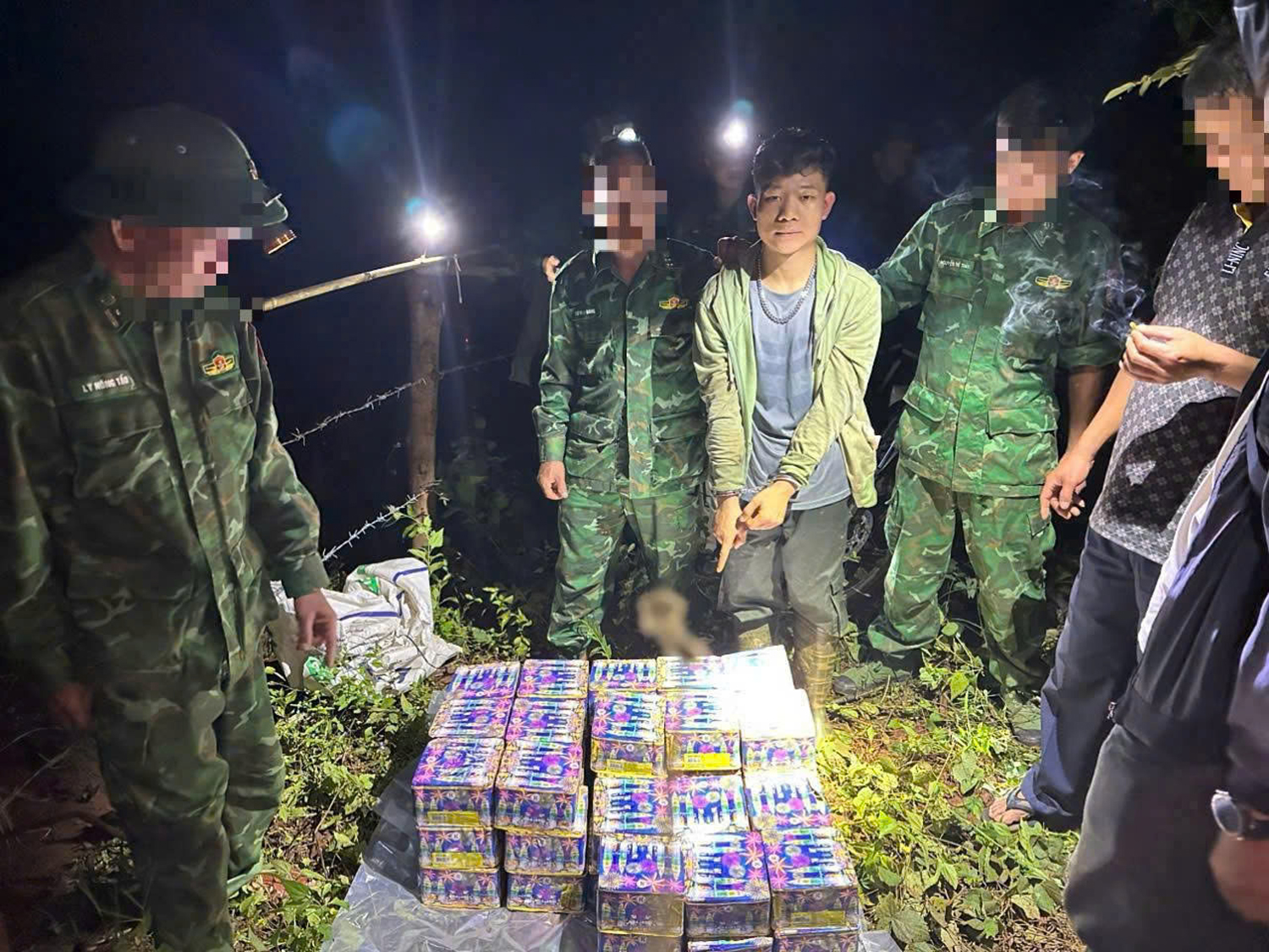 Từ cuộc gọi lạ, nhận vận chuyển 48 hộp pháo hoa nổ rồi bị bắt giữa rừng - Ảnh 1.