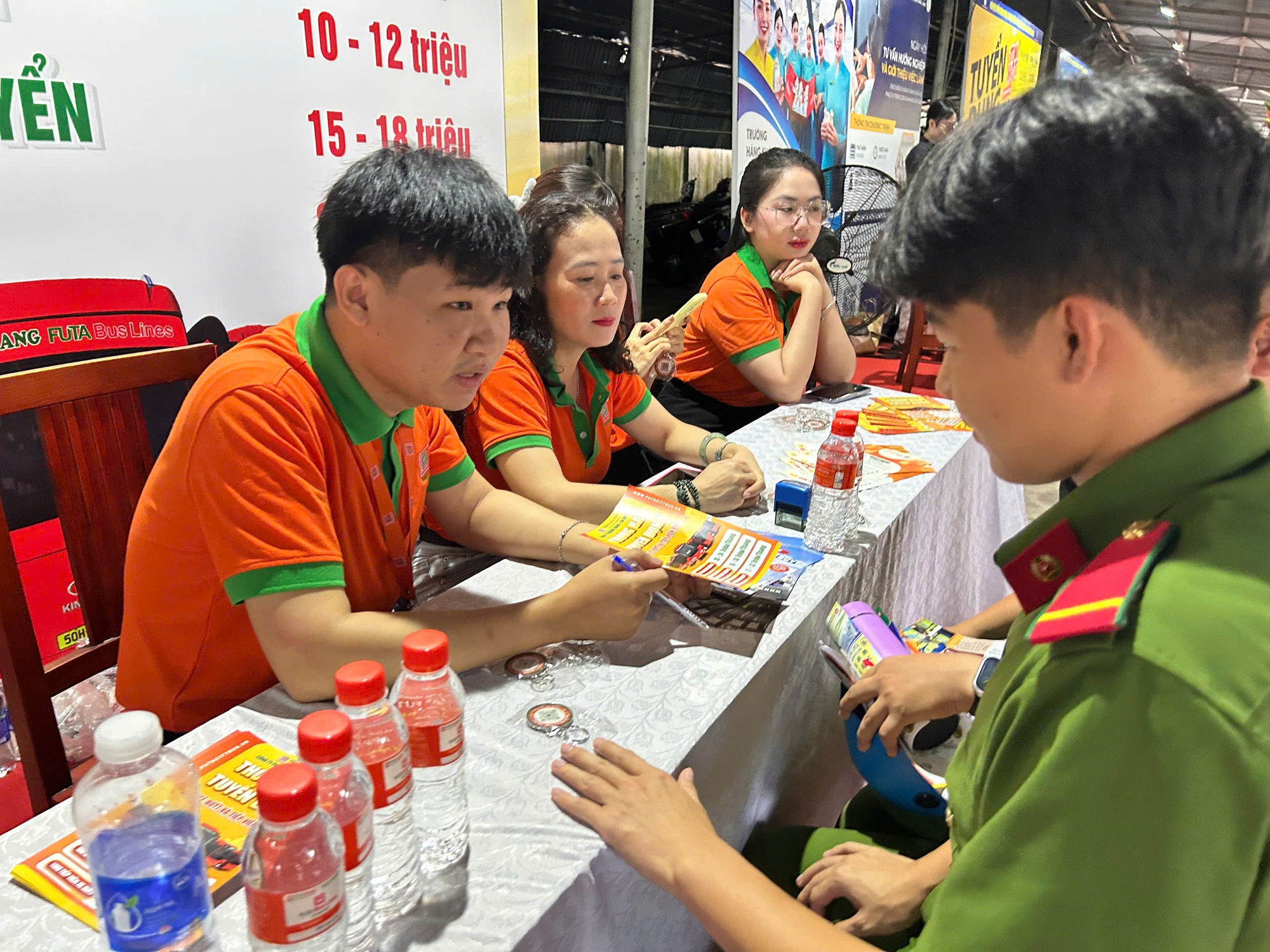 Hàng loạt việc làm lương từ 20 triệu đồng/tháng đang cần tuyển gấp- Ảnh 2. Hàng loạt việc làm lương từ 20 triệu đồng/tháng đang cần tuyển gấp- Ảnh 2.