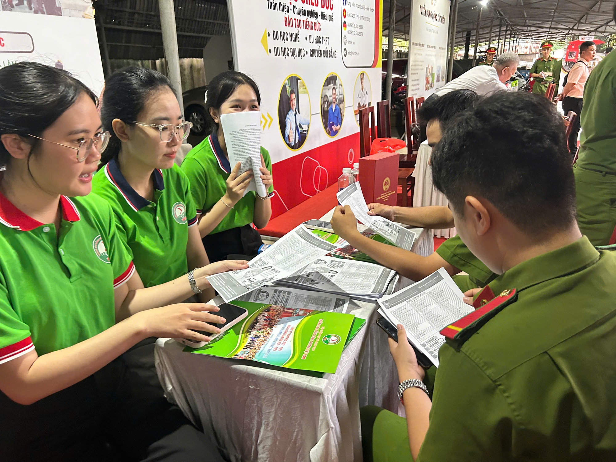 Hàng loạt việc làm lương từ 20 triệu đồng/tháng đang cần tuyển gấp- Ảnh 3. Hàng loạt việc làm lương từ 20 triệu đồng/tháng đang cần tuyển gấp- Ảnh 3.