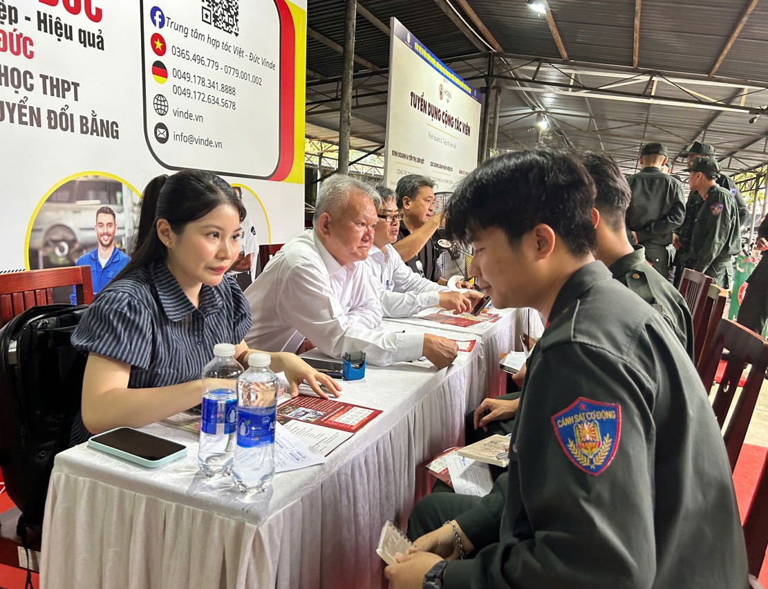 Hàng loạt việc làm lương từ 20 triệu đồng/tháng đang cần tuyển gấp- Ảnh 4. Hàng loạt việc làm lương từ 20 triệu đồng/tháng đang cần tuyển gấp- Ảnh 4.
