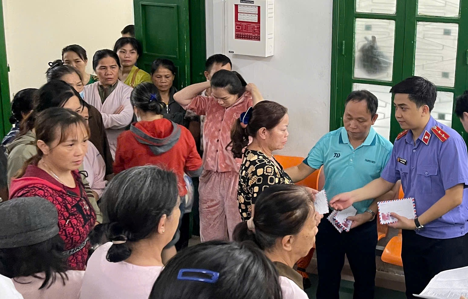 Trao y&ecirc;u thương đến bệnh nh&acirc;n v&ugrave;ng lũ Huế- Ảnh 1.