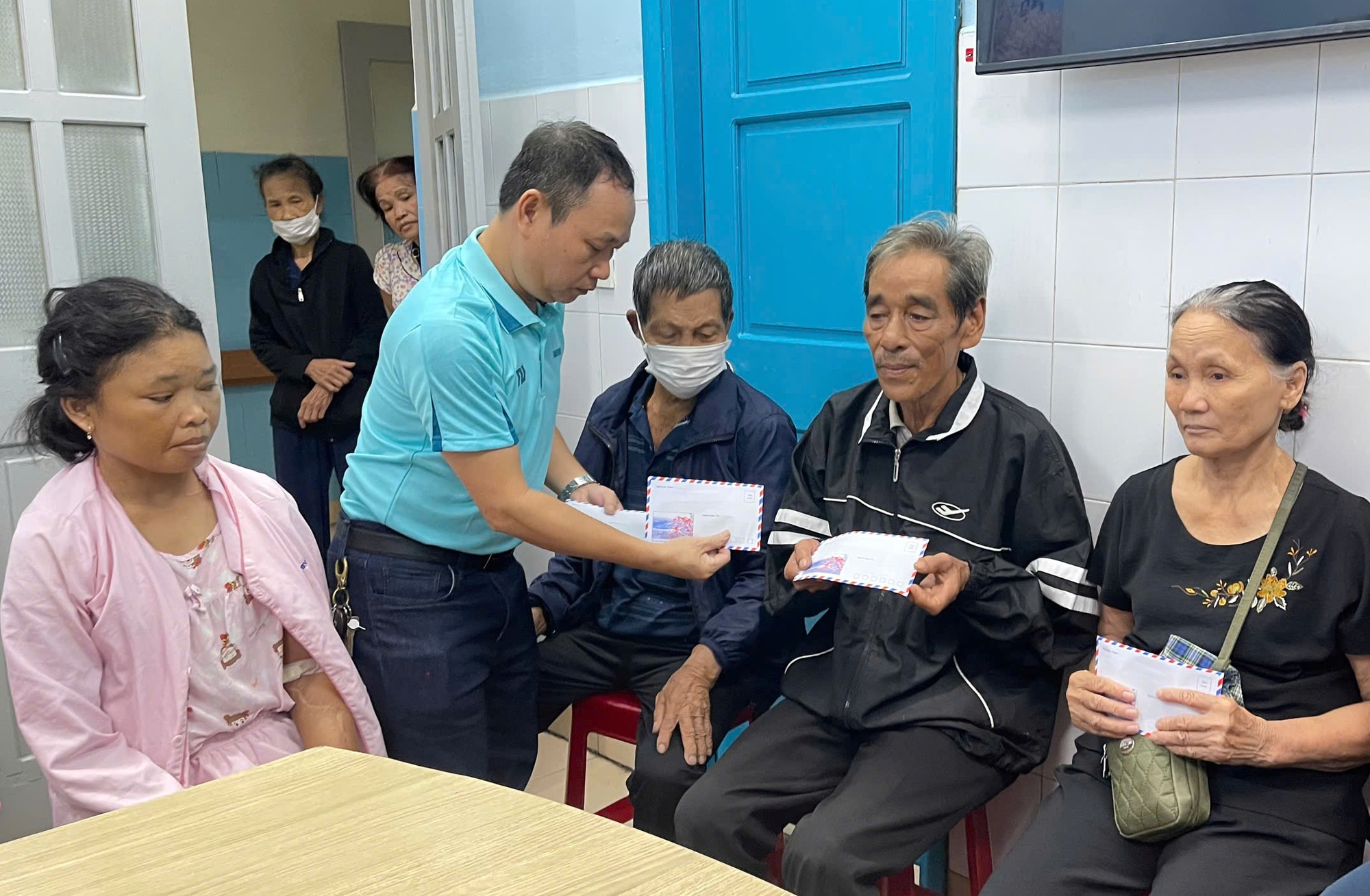 Trao y&ecirc;u thương đến bệnh nh&acirc;n v&ugrave;ng lũ Huế- Ảnh 2.