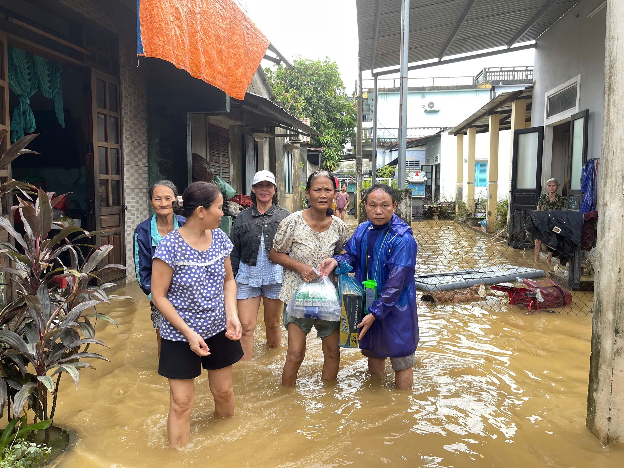 Trao y&ecirc;u thương đến bệnh nh&acirc;n v&ugrave;ng lũ Huế- Ảnh 3.