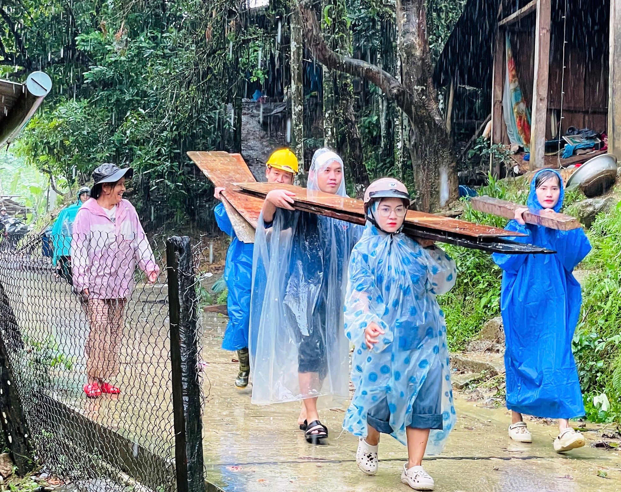 Thanh niên giúp người dân vùng bị mưa lũ chia cắt- Ảnh 1. Thanh niên giúp người dân vùng bị mưa lũ chia cắt- Ảnh 1.