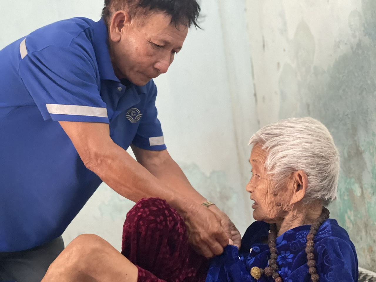 Chung dòng máu Lạc Hồng Giữa mưa lũ: Nghĩa cử cao đẹp của gia đình người bảo vệ - Ảnh 4. Chung dòng máu Lạc Hồng Giữa mưa lũ: Nghĩa cử cao đẹp của gia đình người bảo vệ - Ảnh 4.