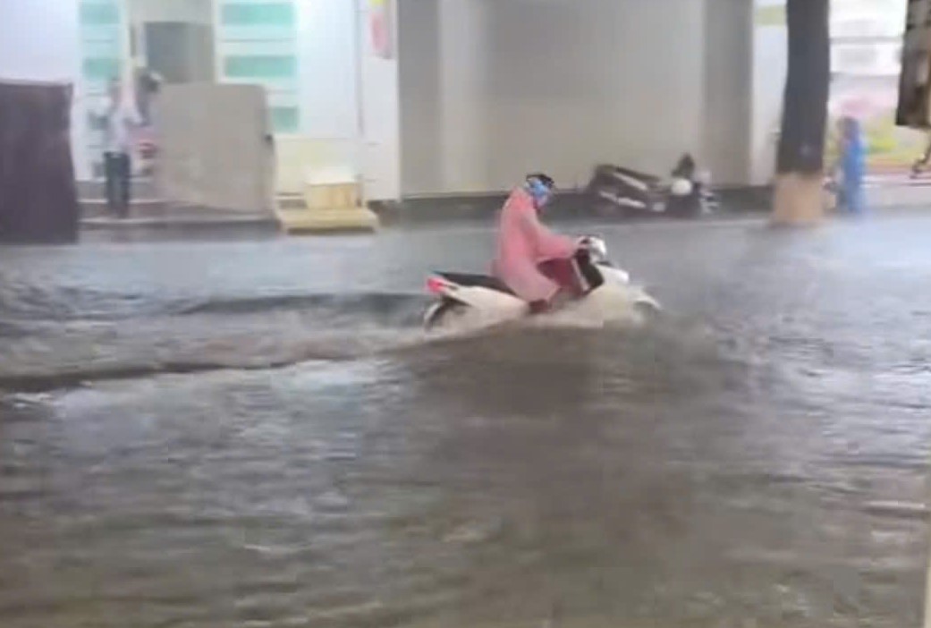 Phú Quốc đón mưa lớn kỷ lục trong 25 năm, nhiều nơi bị ngập sâu - Ảnh 2.