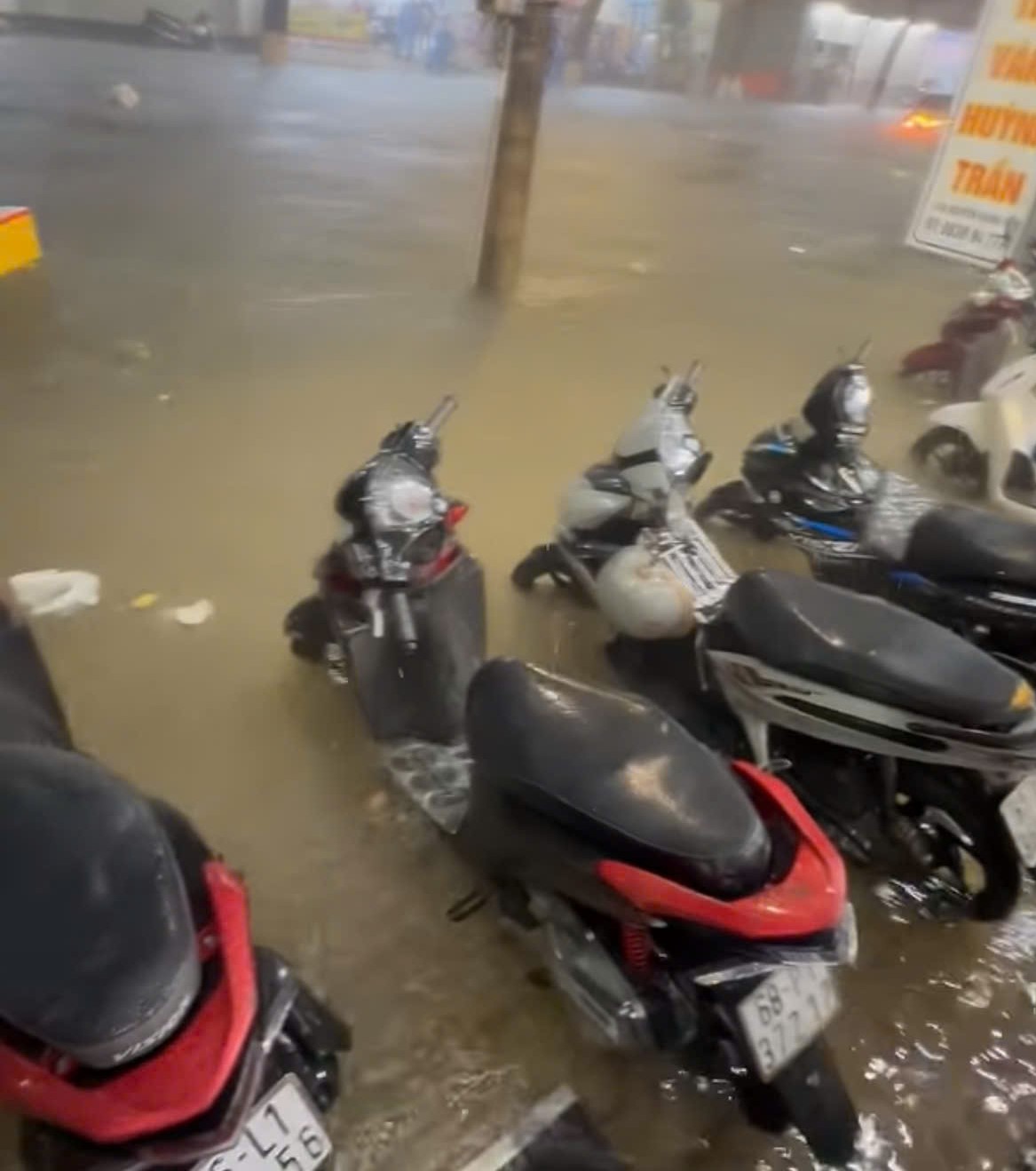 Phú Quốc đón mưa lớn kỷ lục trong 25 năm, nhiều nơi bị ngập sâu - Ảnh 3.