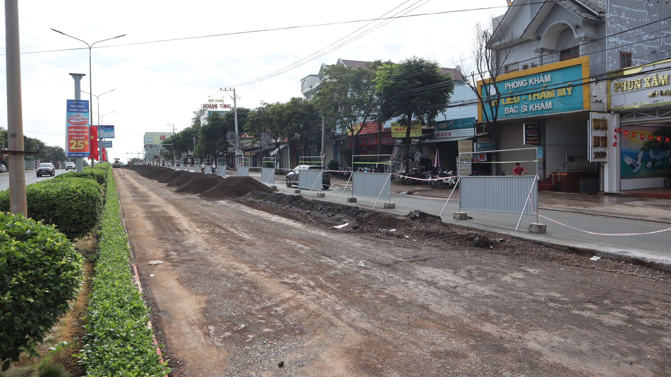 Người dân lo lắng việc sử dụng vật liệu tái chế tại chỗ, sửa quốc lộ 14
- Ảnh 4. Người dân lo lắng việc sử dụng vật liệu tái chế tại chỗ, sửa quốc lộ 14
- Ảnh 4.