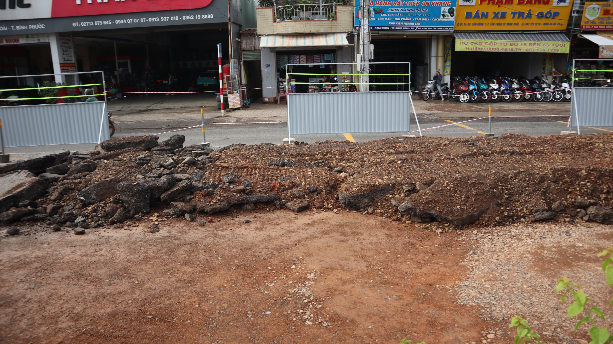Người dân lo lắng việc sử dụng vật liệu tái chế tại chỗ, sửa quốc lộ 14
- Ảnh 3. Người dân lo lắng việc sử dụng vật liệu tái chế tại chỗ, sửa quốc lộ 14
- Ảnh 3.