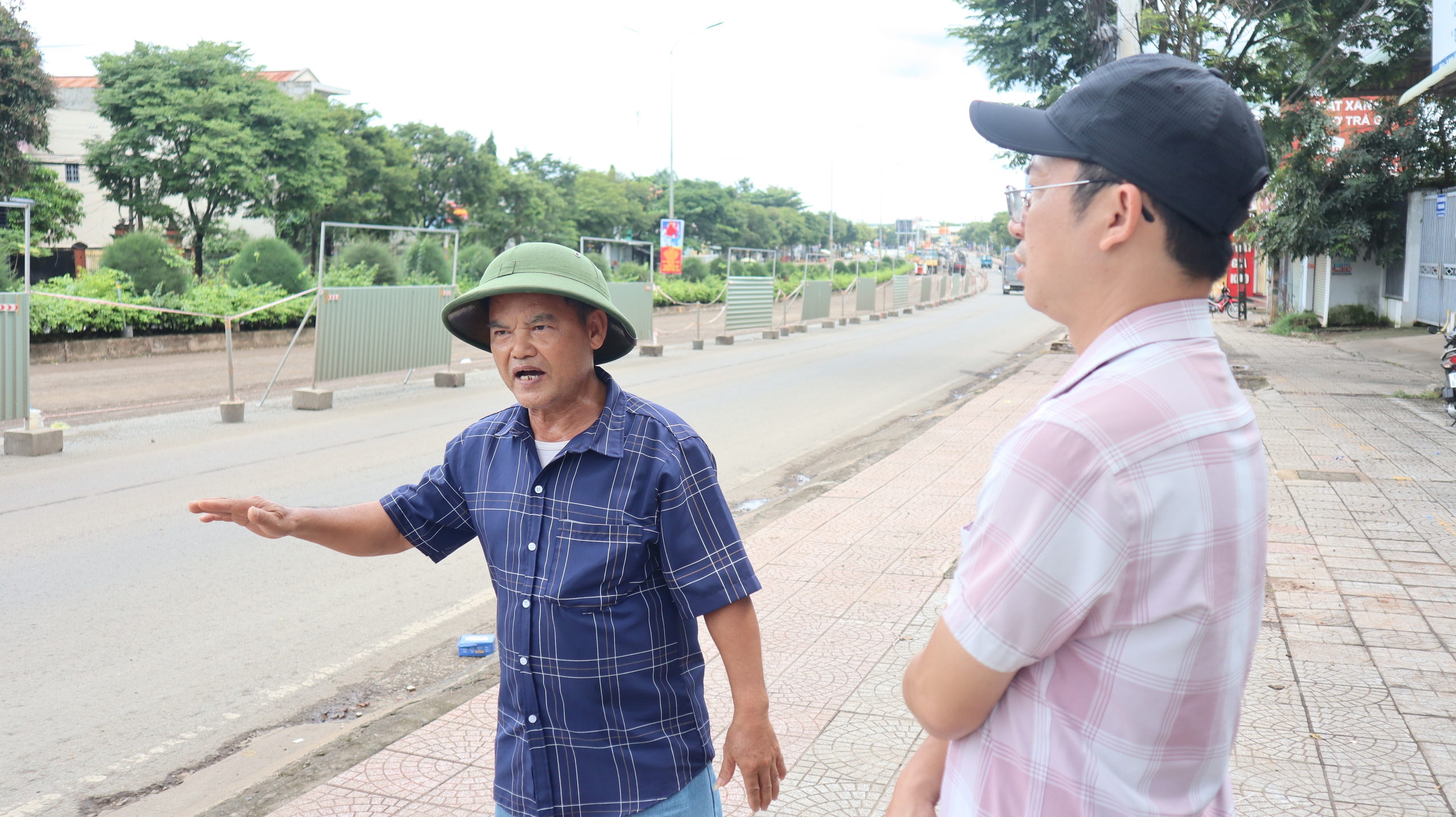 Người dân lo lắng việc sử dụng vật liệu tái chế tại chỗ, sửa quốc lộ 14
- Ảnh 12. Người dân lo lắng việc sử dụng vật liệu tái chế tại chỗ, sửa quốc lộ 14
- Ảnh 12.