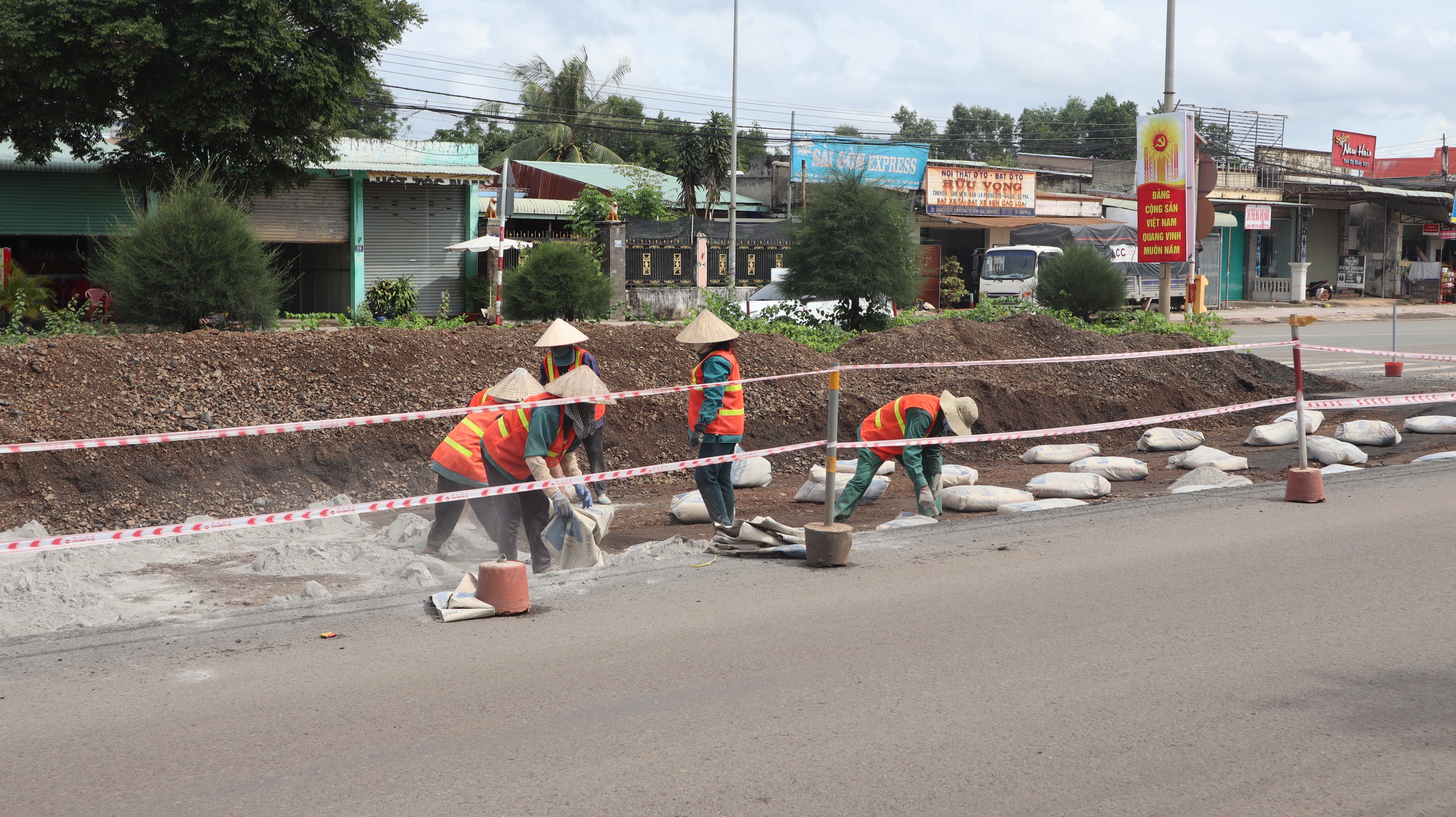 Người dân lo lắng việc sử dụng vật liệu tái chế tại chỗ, sửa quốc lộ 14
- Ảnh 6. Người dân lo lắng việc sử dụng vật liệu tái chế tại chỗ, sửa quốc lộ 14
- Ảnh 6.
