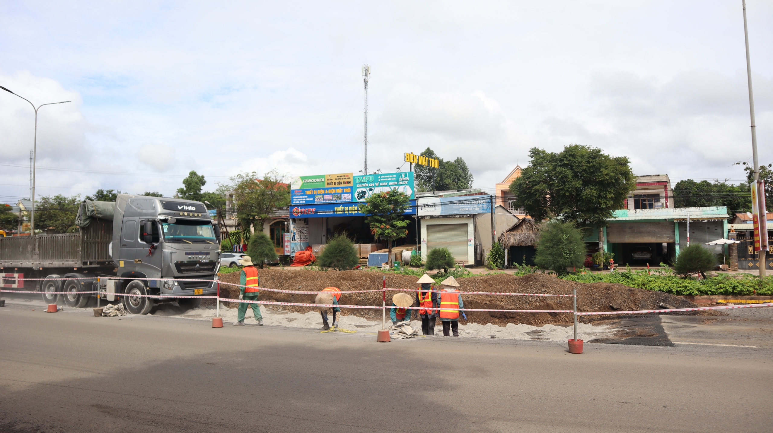 Người dân lo lắng việc sử dụng vật liệu tái chế tại chỗ, sửa quốc lộ 14
- Ảnh 8. Người dân lo lắng việc sử dụng vật liệu tái chế tại chỗ, sửa quốc lộ 14
- Ảnh 8.