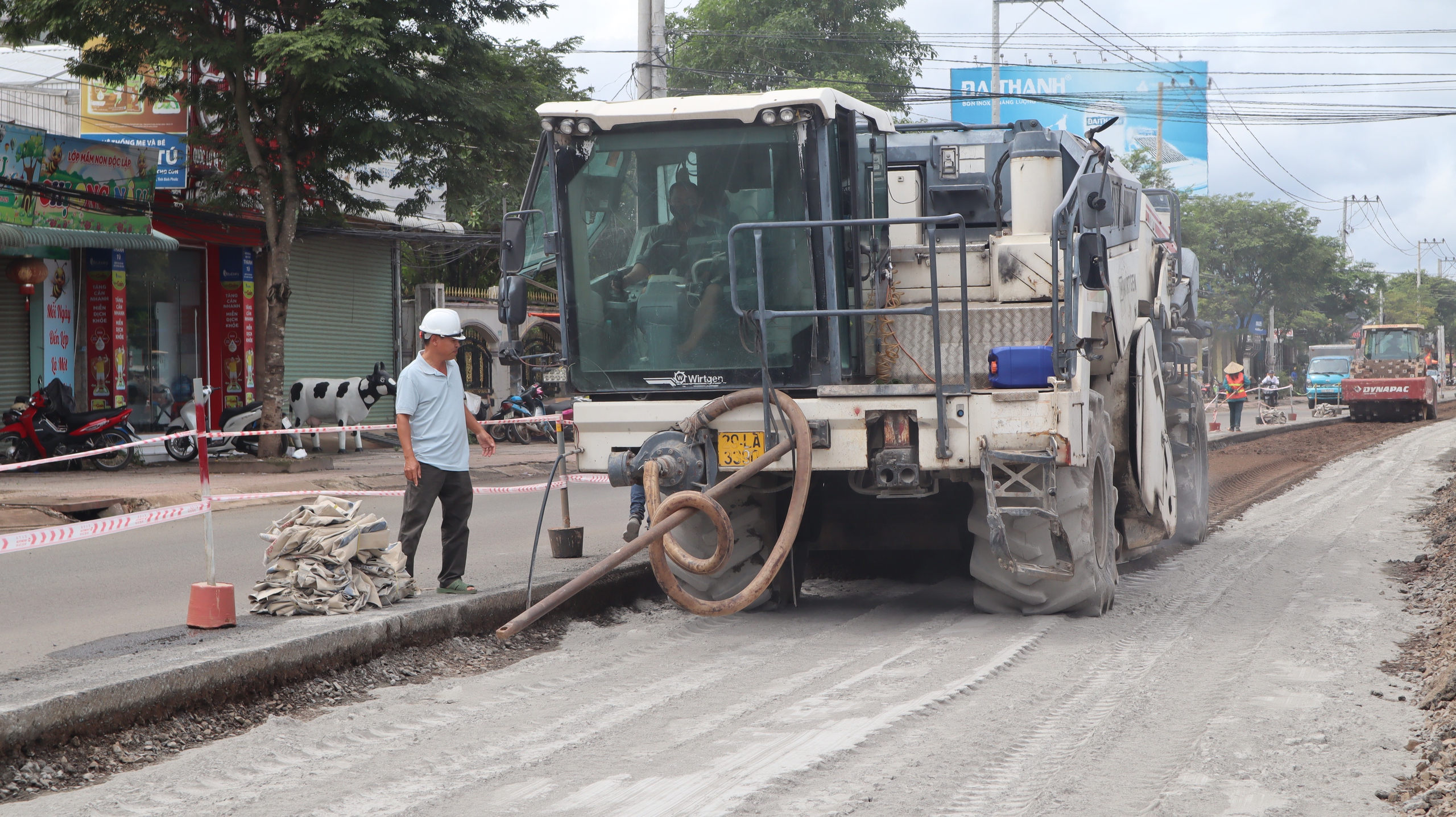 Người dân lo lắng việc sử dụng vật liệu tái chế tại chỗ, sửa quốc lộ 14
- Ảnh 7. Người dân lo lắng việc sử dụng vật liệu tái chế tại chỗ, sửa quốc lộ 14
- Ảnh 7.