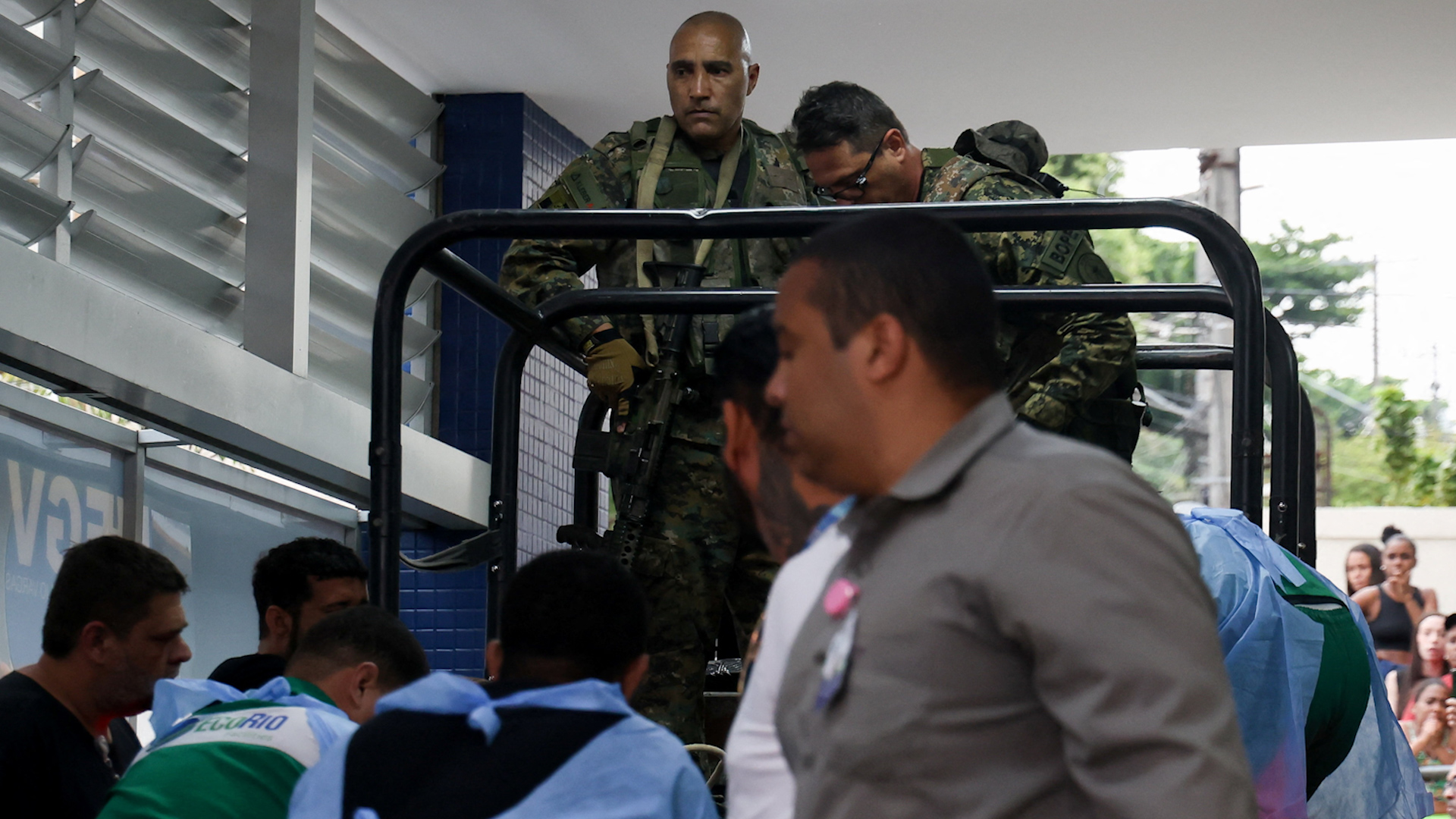 Rio đầy thi thể sau chiến dịch đẫm m&aacute;u nhất của cảnh s&aacute;t Brazil - Ảnh 1.