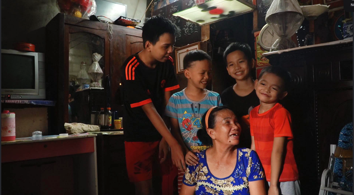 Vì con mà sống: Bà cụ lượm ve chai, nuôi chồng tai biến và 5 cháu ăn học, gồng gánh gia đình- Ảnh 1.