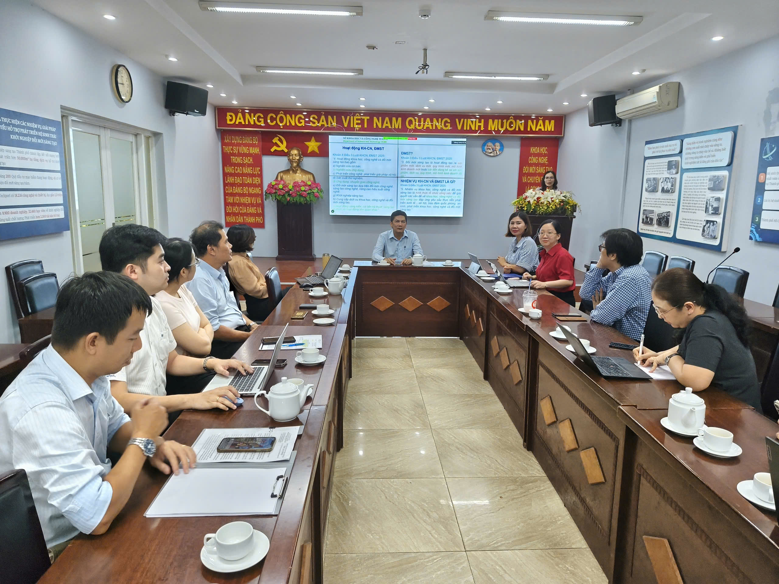 Cán bộ 168 xã, phường, đặc khu TP.HCM được tập huấn chuyển đổi số, khoa học côngnghệ - Ảnh 1.