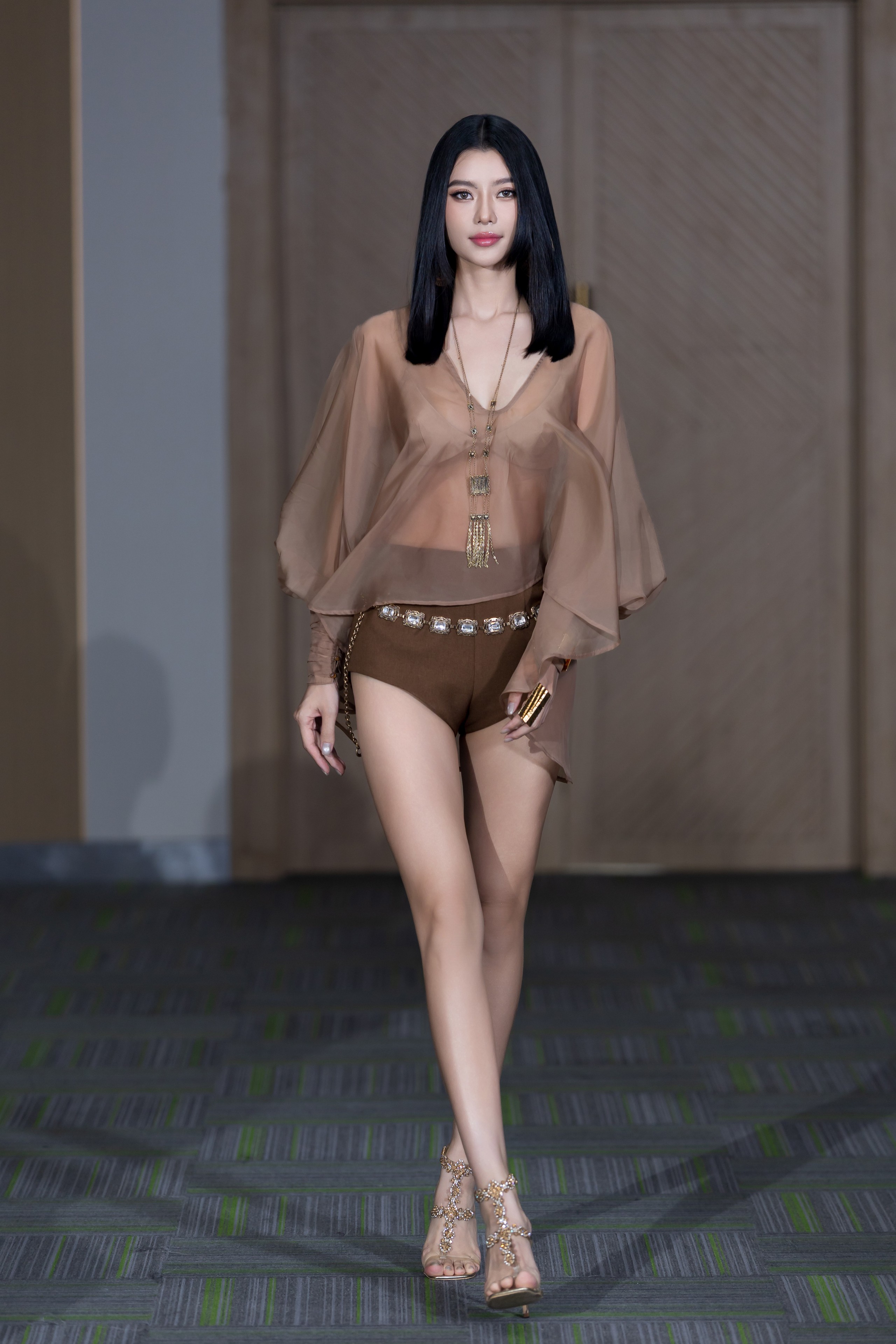 Sắc vóc của cô gái cao 1,79 sau 2 năm giành á hậu Miss Cosmo Vietnam - Ảnh 3.