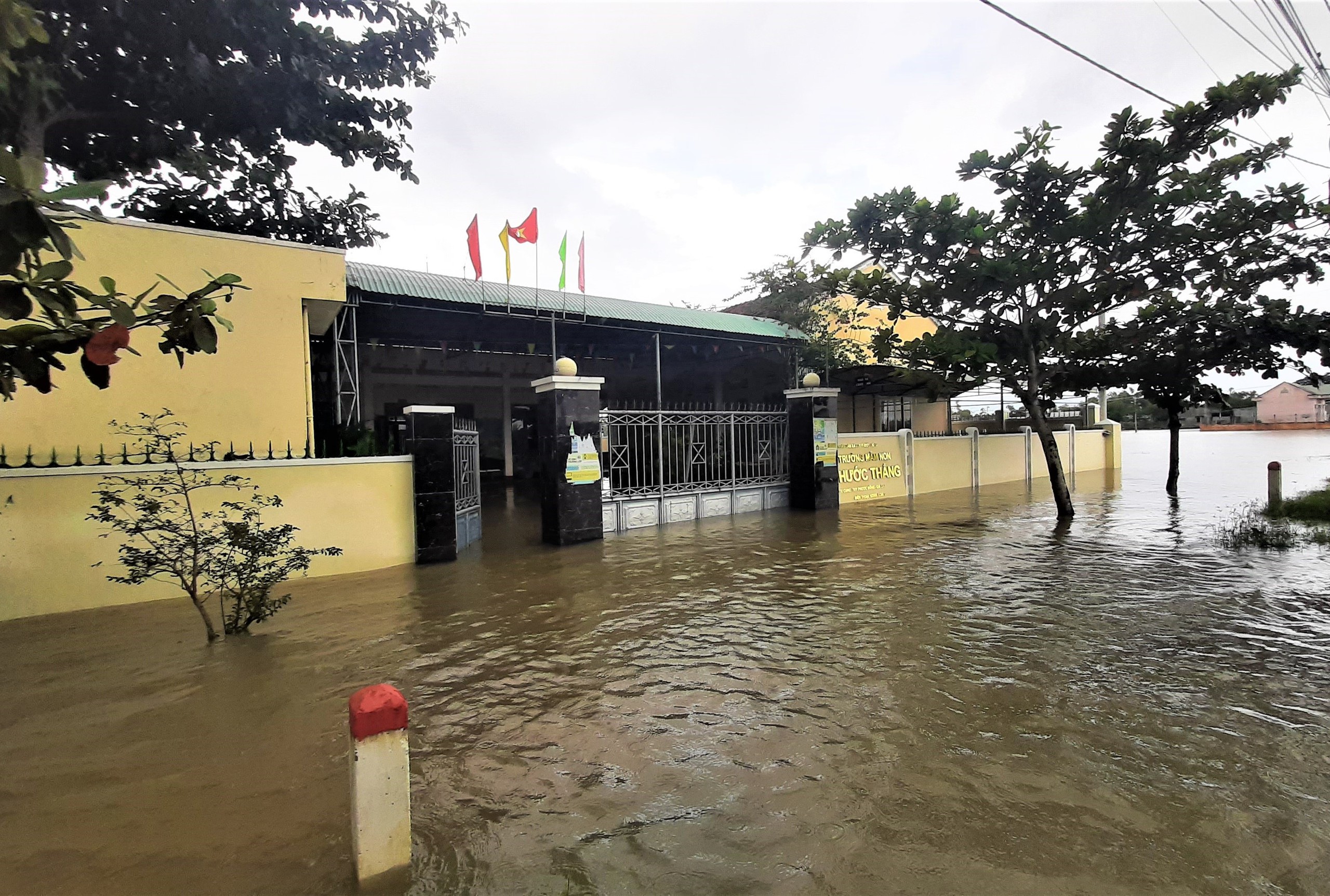 Gia Lai: Ngập lụt phía hạ lưu sông Kôn, nhiều trường học phải đóng cửa - Ảnh 4.