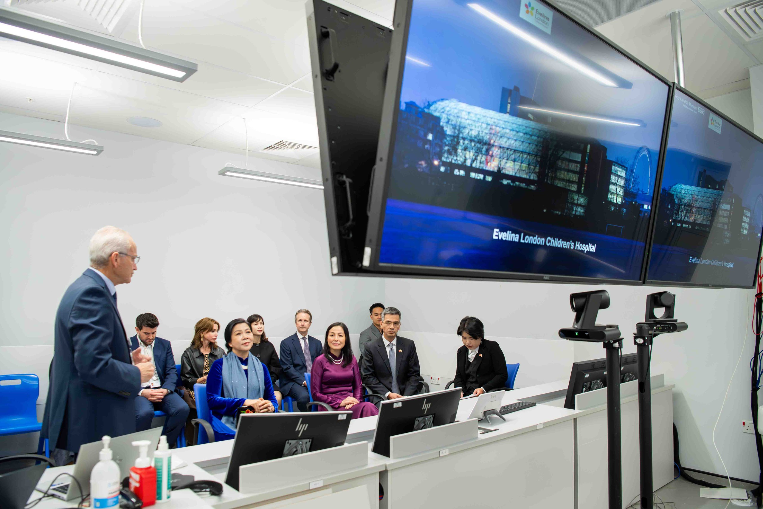 ພັນລະຍາຂອງທ່ານເລຂາທິການໃຫຍ່ To Lam ຢ້ຽມຢາມໂຮງໝໍເດັກ Evelina ລອນດອນ ໃນບັນຍາກາດທີ່ມີອາລົມ - ຮູບທີ 2. Phu nhân Tổng Bí thư Tô Lâm thăm Bệnh viện Nhi Evelina London đầy xúc động - Ảnh 2.