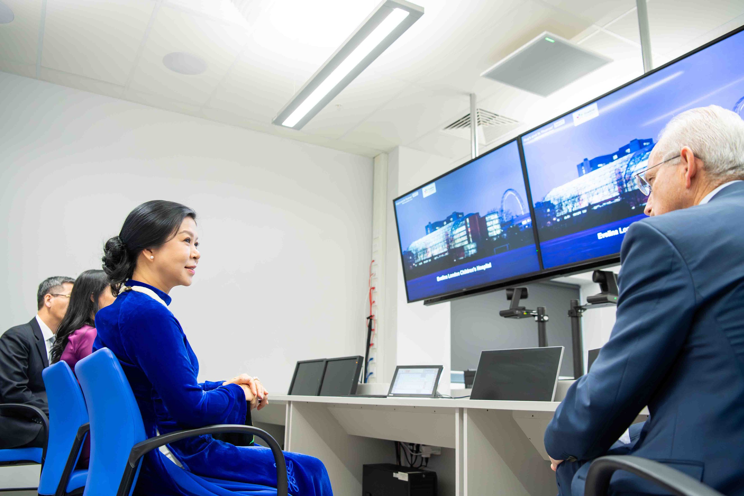 ພັນລະຍາຂອງທ່ານເລຂາທິການໃຫຍ່ To Lam ຢ້ຽມຢາມໂຮງໝໍເດັກ Evelina ລອນດອນ ໃນບັນຍາກາດທີ່ມີອາລົມ - ຮູບ 3. Phu nhân Tổng Bí thư Tô Lâm thăm Bệnh viện Nhi Evelina London đầy xúc động - Ảnh 3.