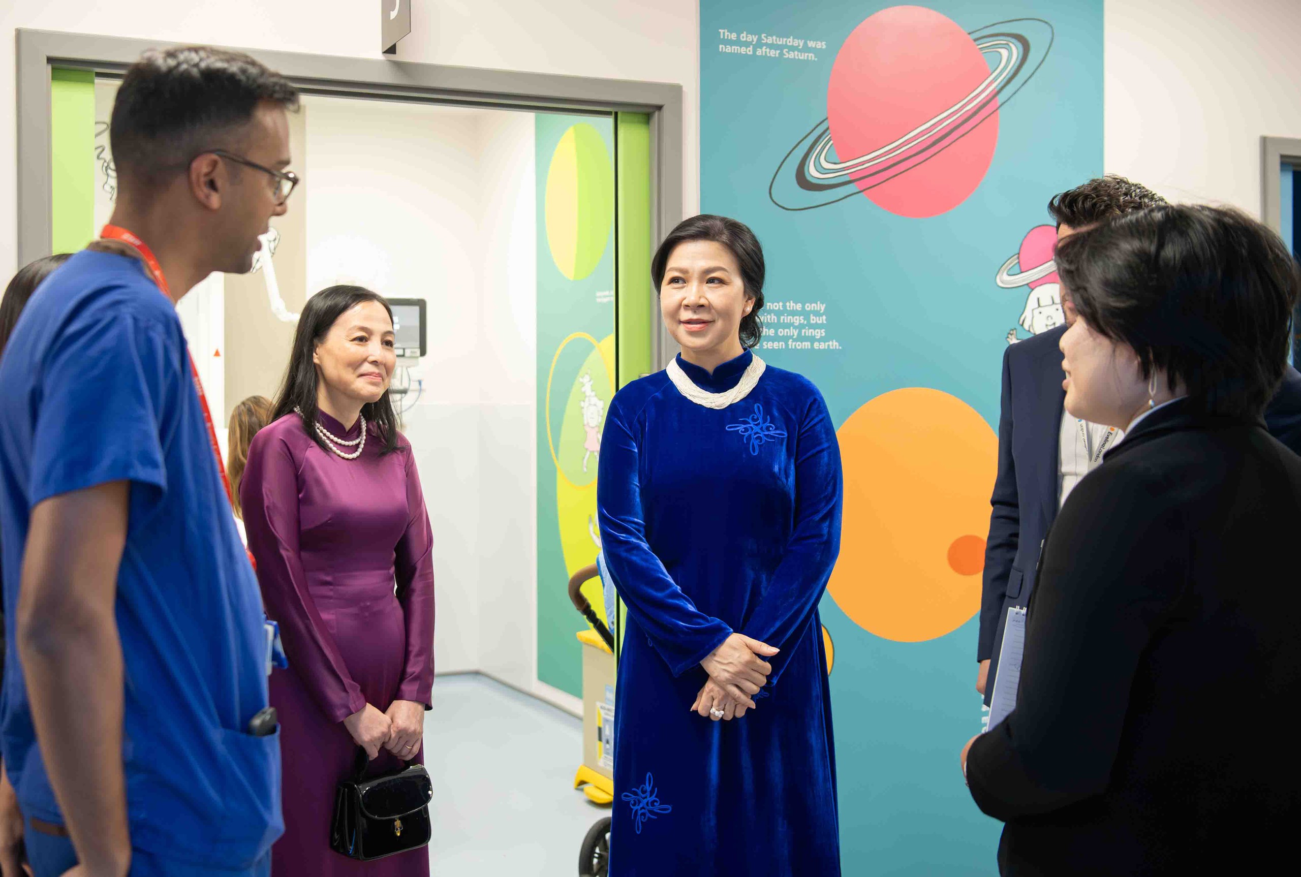 ພັນລະຍາຂອງທ່ານເລຂາທິການໃຫຍ່ To Lam ຢ້ຽມຢາມໂຮງໝໍເດັກ Evelina ລອນດອນ ໃນບັນຍາກາດທີ່ມີອາລົມ - ຮູບທີ 1. Phu nhân Tổng Bí thư Tô Lâm thăm Bệnh viện Nhi Evelina London đầy xúc động - Ảnh 1.