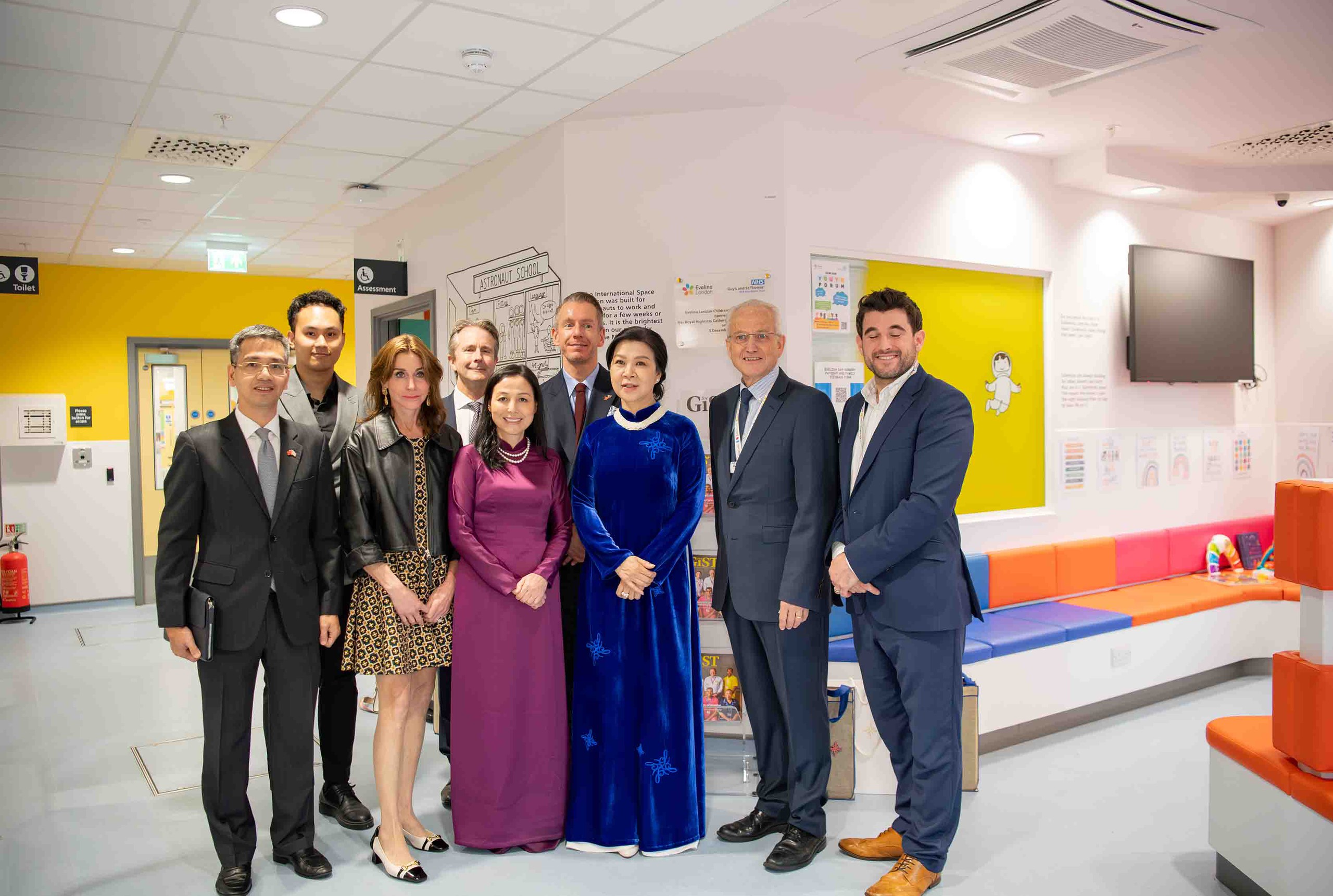 ພັນລະຍາຂອງທ່ານເລຂາທິການໃຫຍ່ To Lam ຢ້ຽມຢາມໂຮງໝໍເດັກ Evelina ລອນດອນ ໃນບັນຍາກາດທີ່ມີອາລົມ - ຮູບທີ 5. Phu nhân Tổng Bí thư Tô Lâm thăm Bệnh viện Nhi Evelina London đầy xúc động - Ảnh 5.